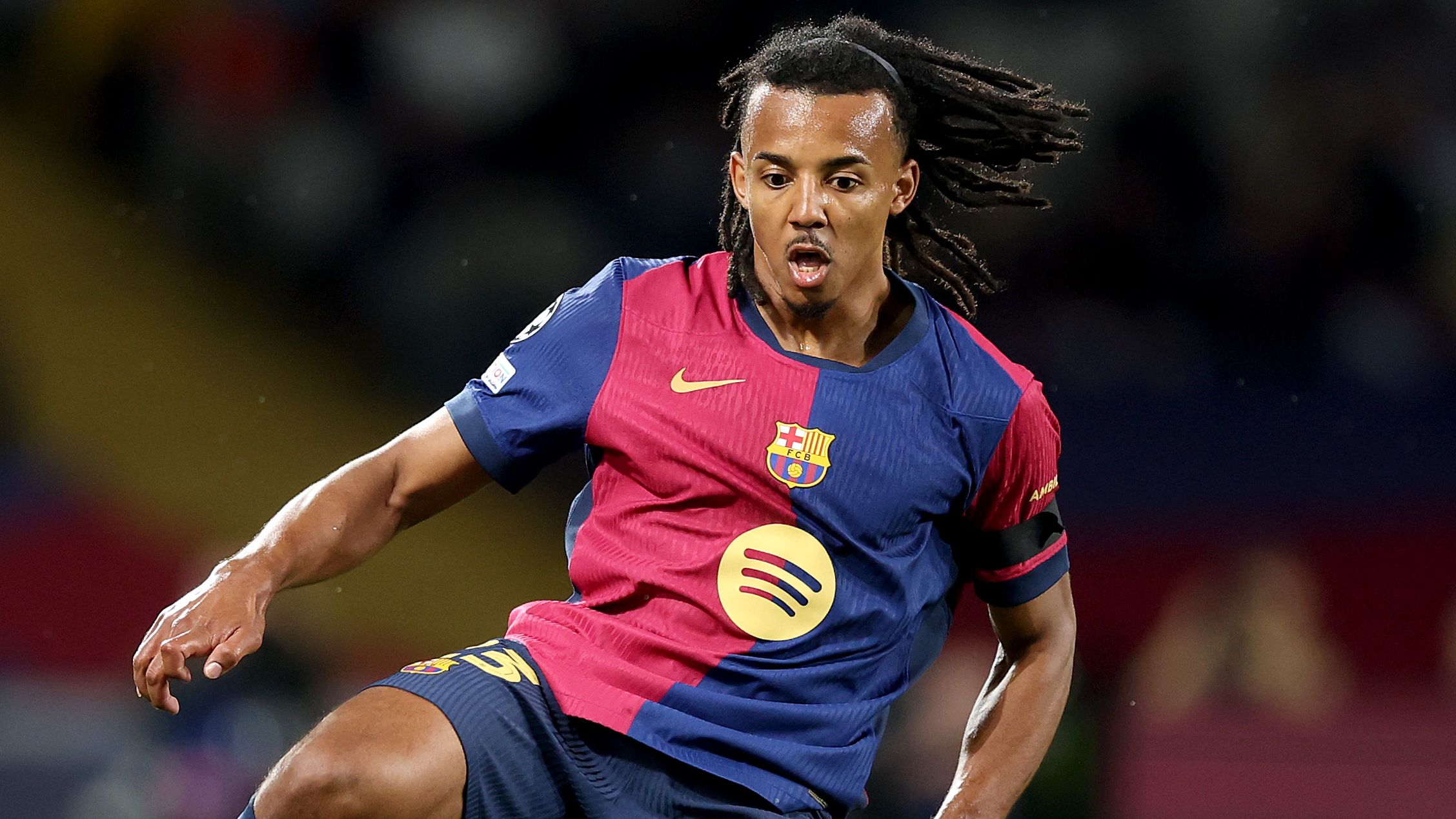 جول كوندي يمدد عقده مع برشلونة حتى عام 2030 وسط اهتمام مانشستر سيتي