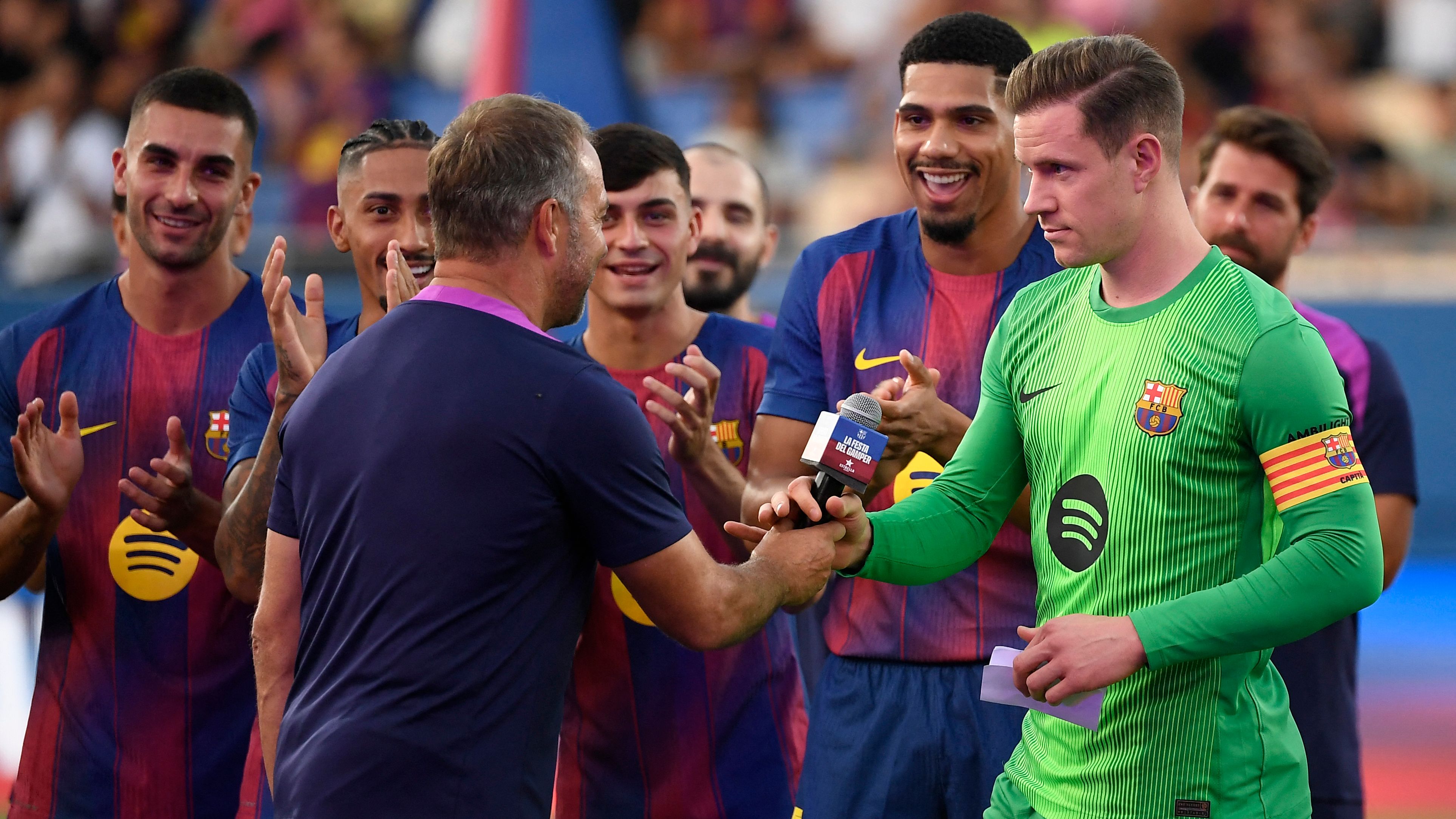 هانسي فليك يناقش وضع تير شتيجن في برشلونة ويؤكد دوره في التعاقد مع حارس المرمى المخضرم جوان جارسيا