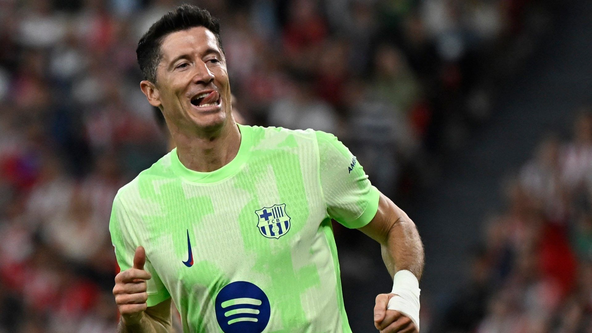 روبرت ليفاندوفسكي يرفض عرضًا سنويًا بقيمة 100 مليون يورو للبقاء في برشلونة، وفقًا لوكيله