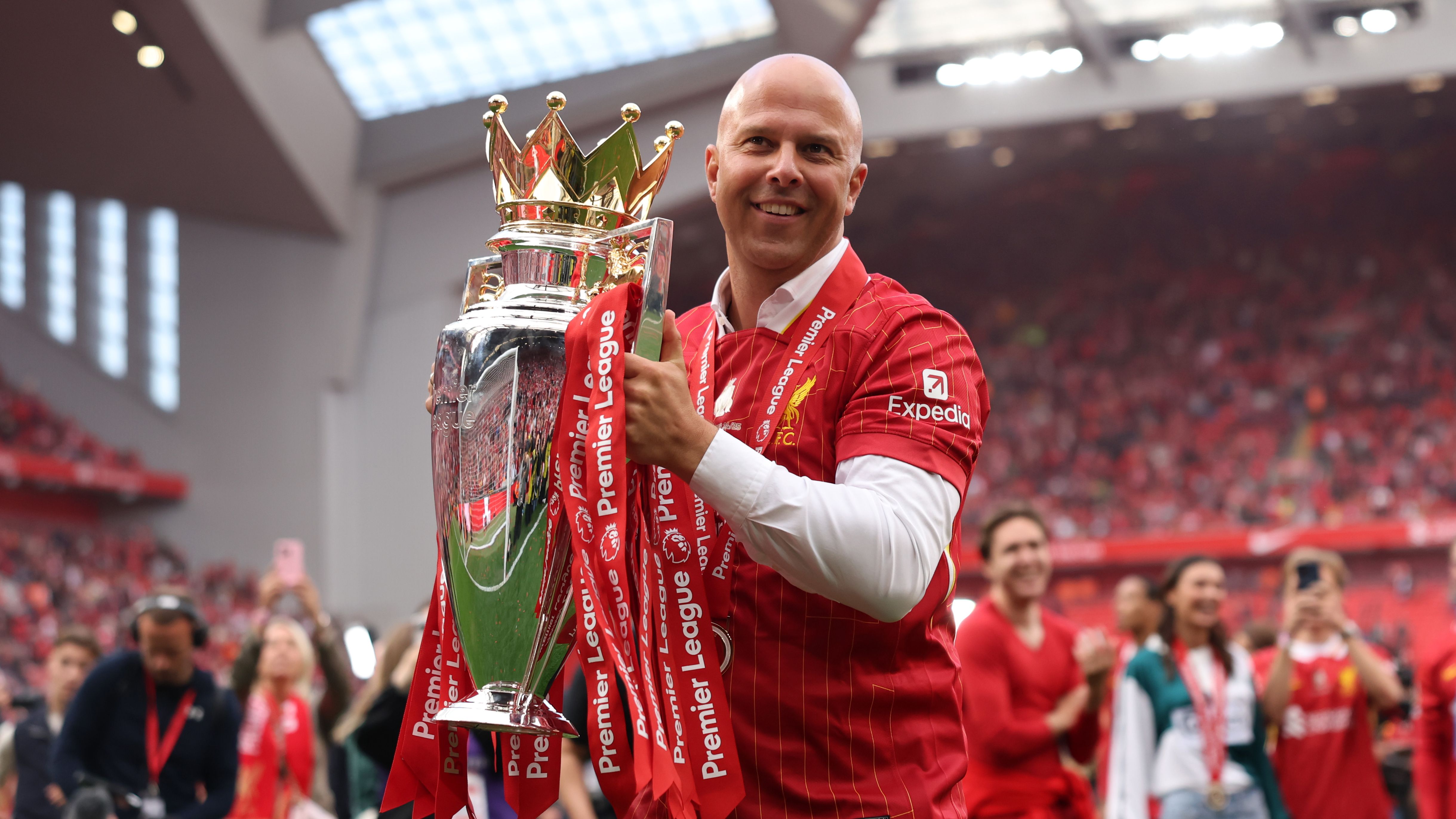 هل سيحافظ ليفربول على لقبه في الدوري الإنجليزي الممتاز في موسم 2025-2026؟ توقعات الخبراء للفائزين باللقب والمراكز الأربعة الأولى من BALLBB