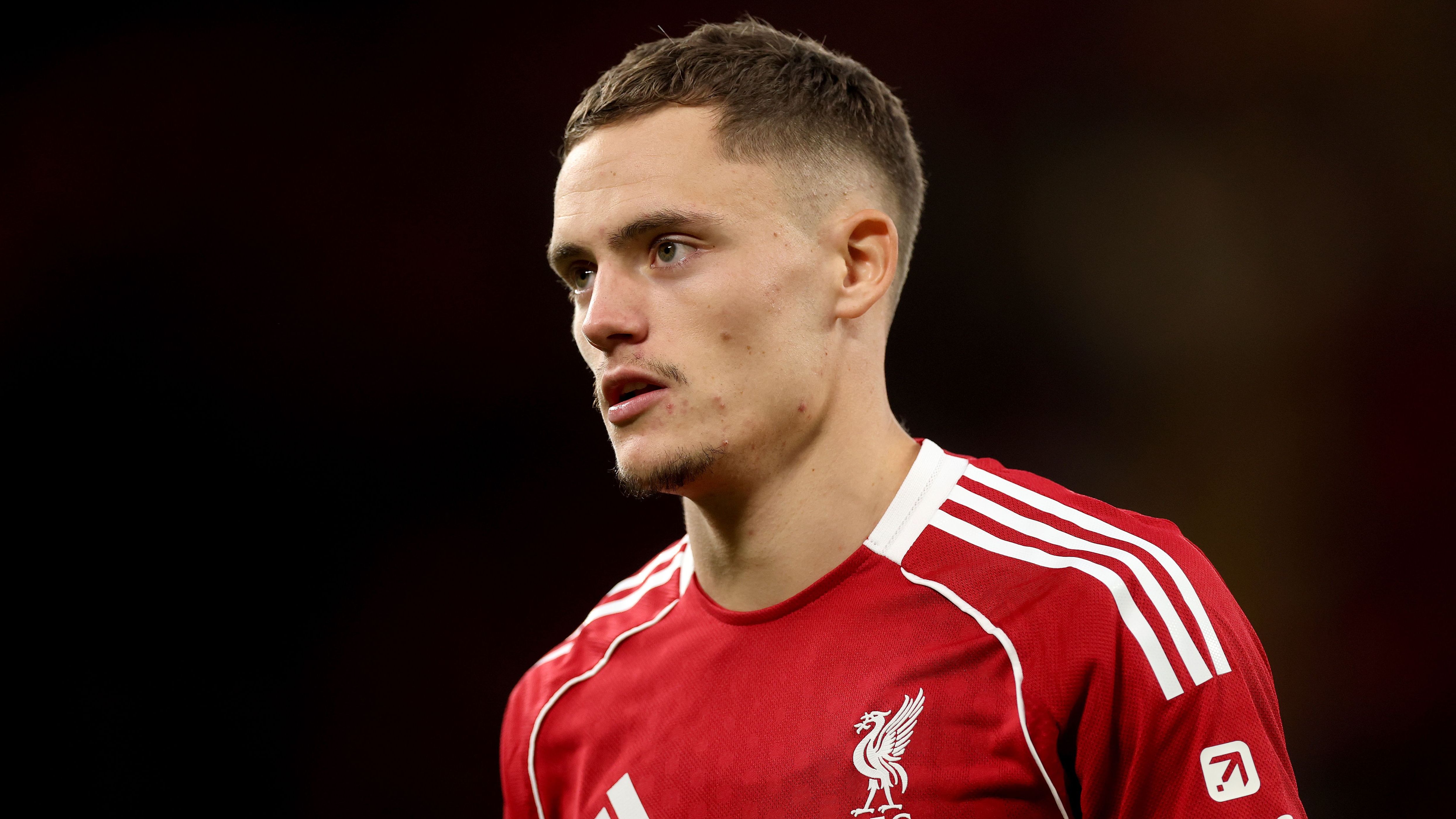 هل سيحافظ ليفربول على لقبه في الدوري الإنجليزي الممتاز في موسم 2025-2026؟ توقعات الخبراء للفائزين باللقب والمراكز الأربعة الأولى من BALLBB