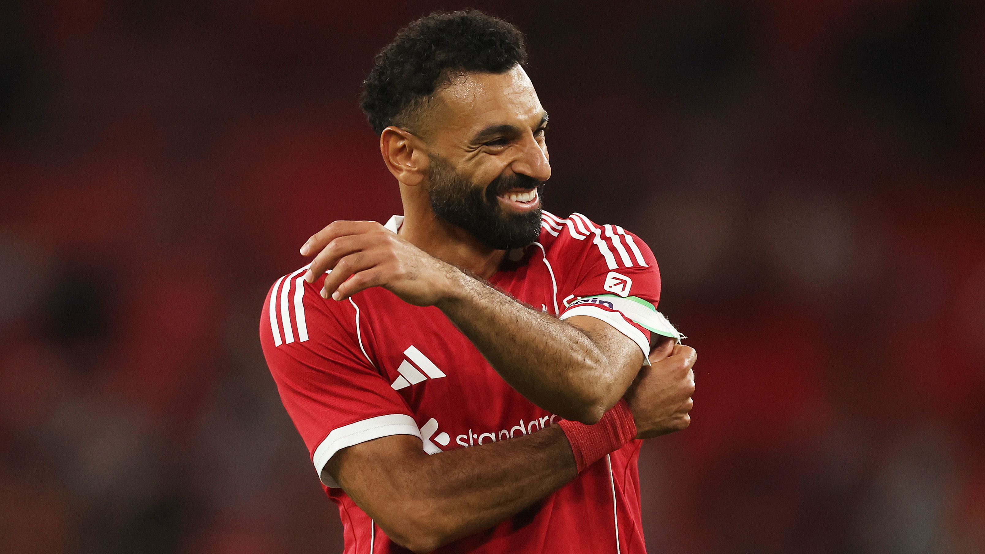 هل سيحافظ ليفربول على لقبه في الدوري الإنجليزي الممتاز في موسم 2025-2026؟ توقعات الخبراء للفائزين باللقب والمراكز الأربعة الأولى من BALLBB