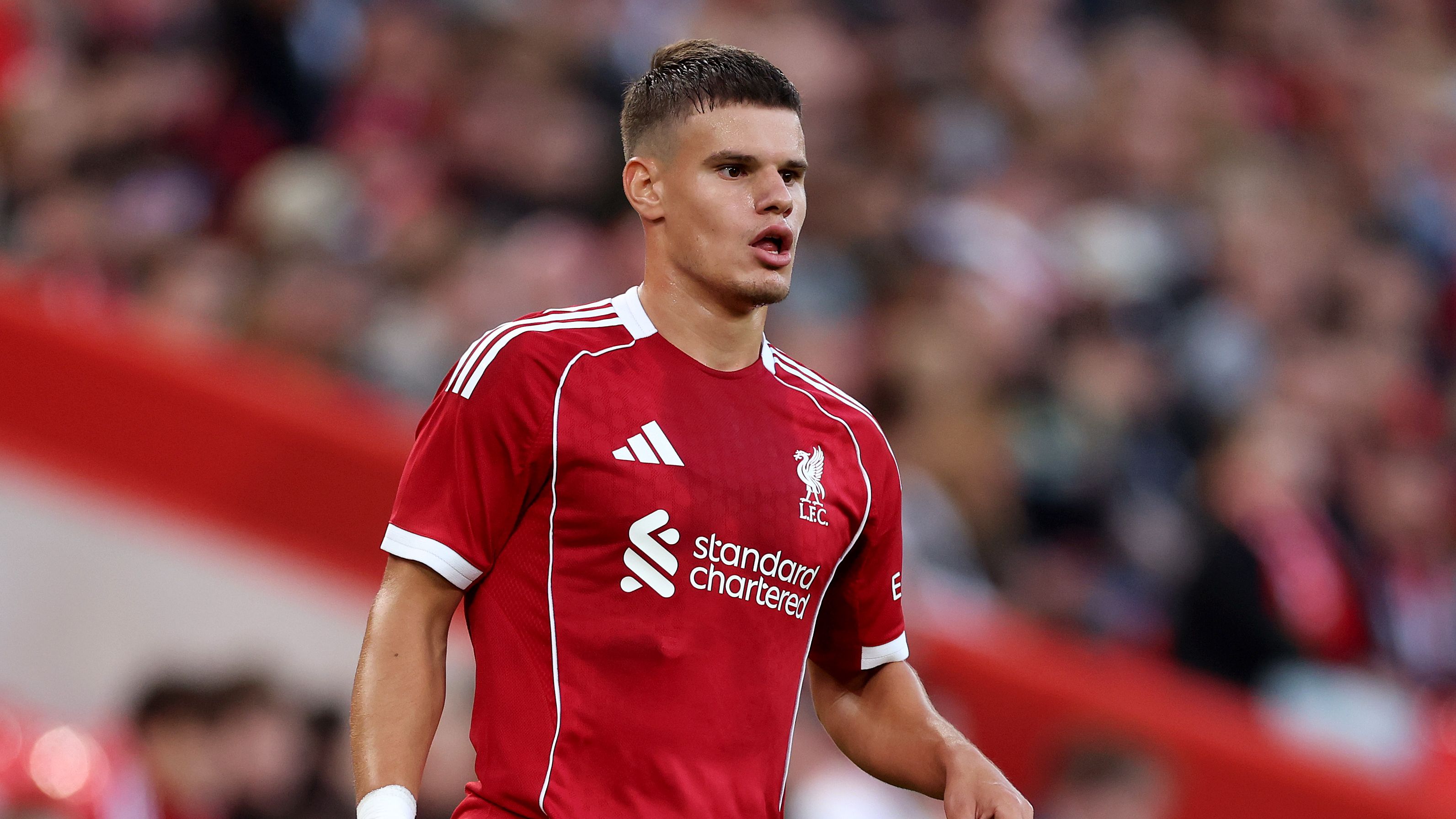 هل سيحافظ ليفربول على لقبه في الدوري الإنجليزي الممتاز في موسم 2025-2026؟ توقعات الخبراء للفائزين باللقب والمراكز الأربعة الأولى من BALLBB