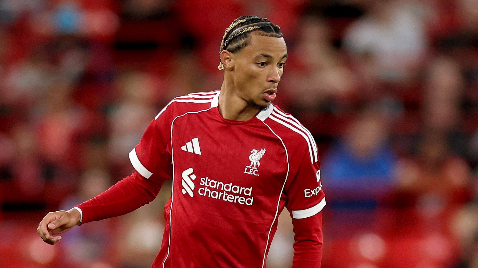 هل سيحافظ ليفربول على لقبه في الدوري الإنجليزي الممتاز في موسم 2025-2026؟ توقعات الخبراء للفائزين باللقب والمراكز الأربعة الأولى من BALLBB