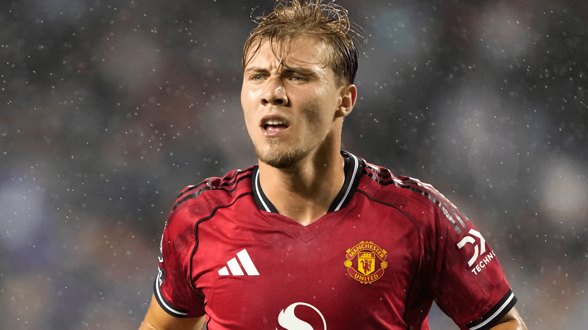 فولهام يستهدف راسموس هوجلوند لاعب مانشستر يونايتد بينما أبدى ميلان اهتمامه القوي