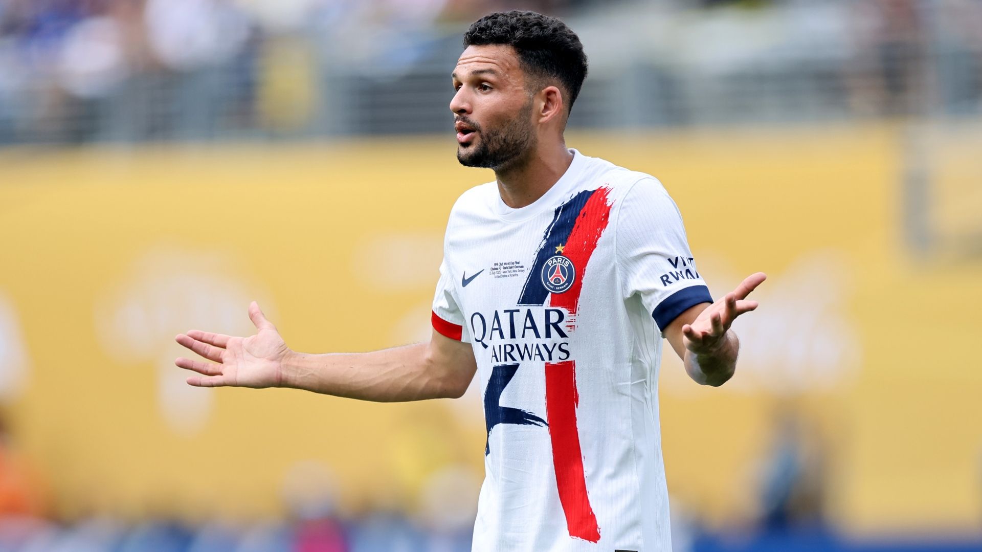 غونزالو راموس يؤكد التزامه بباريس سان جيرمان بعد الفوز بكأس السوبر الأوروبي، على الرغم من اهتمام نيوكاسل والمملكة العربية السعودية