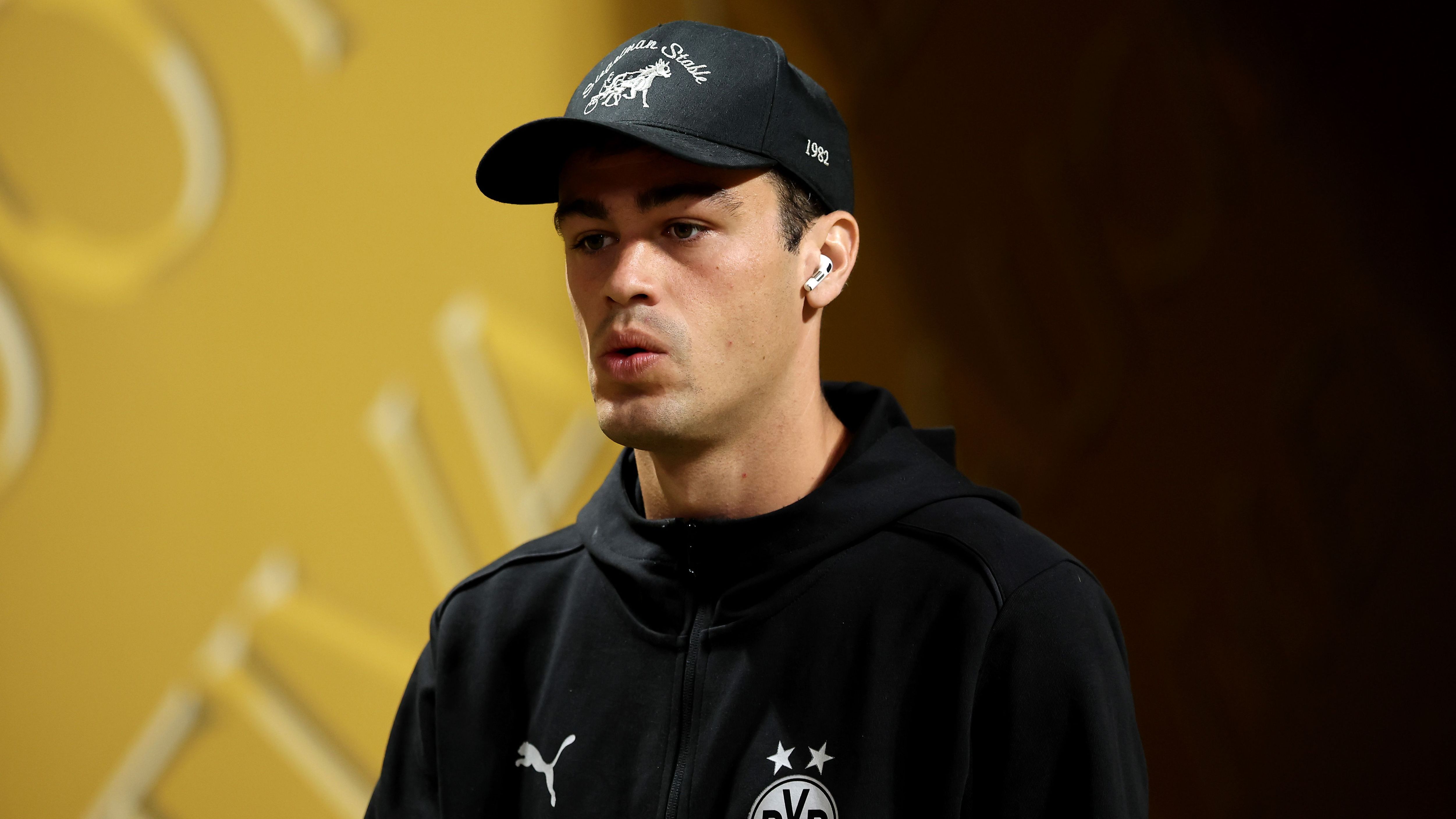 اسرعوا وانتظروا: ما الذي يؤخر انتقال لاعب خط وسط منتخب الولايات المتحدة الأمريكية جيو رينا من دورتموند والذي كان محل جدل كبير وضروري للغاية؟