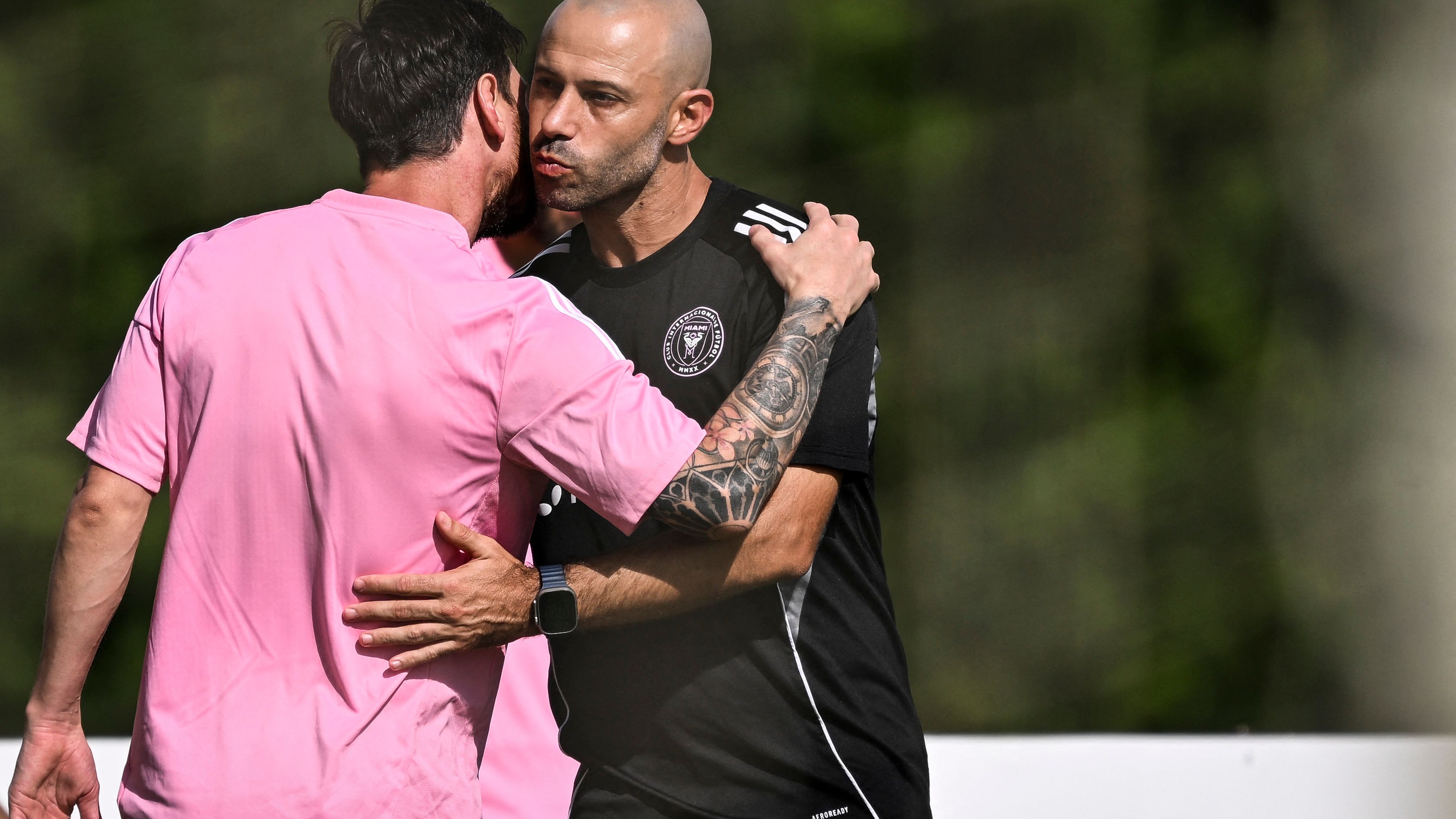 يتدرب ليونيل ميسي لاعب إنتر ميامي مع زملائه في الفريق حيث يبدو أن العودة أصبحت أقرب