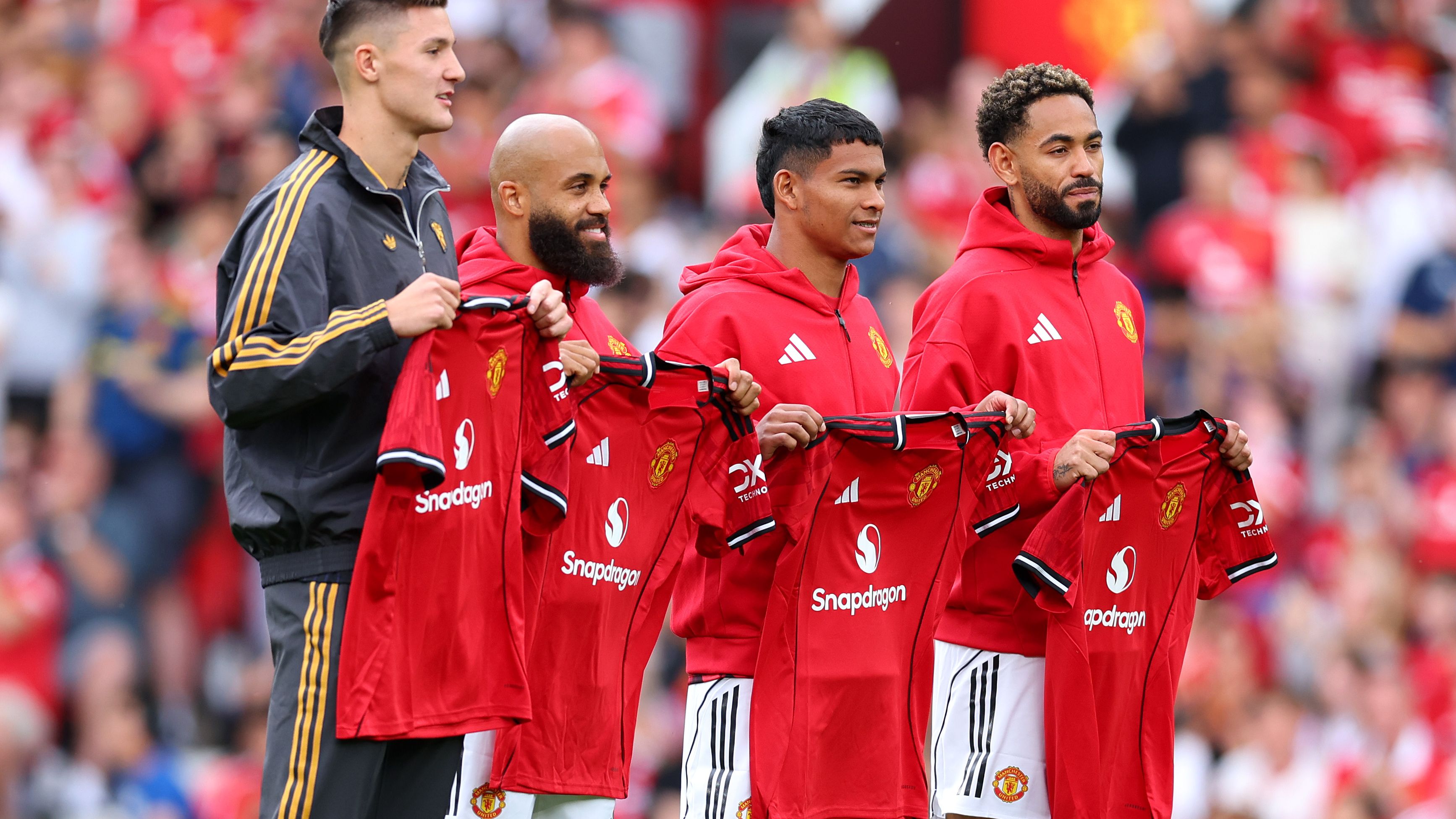 لاعب مانشستر يونايتد الجديد يحظى بشهرة واسعة بين لاعبي الفريق بعد حصوله على لقب "الأخ الصغير"