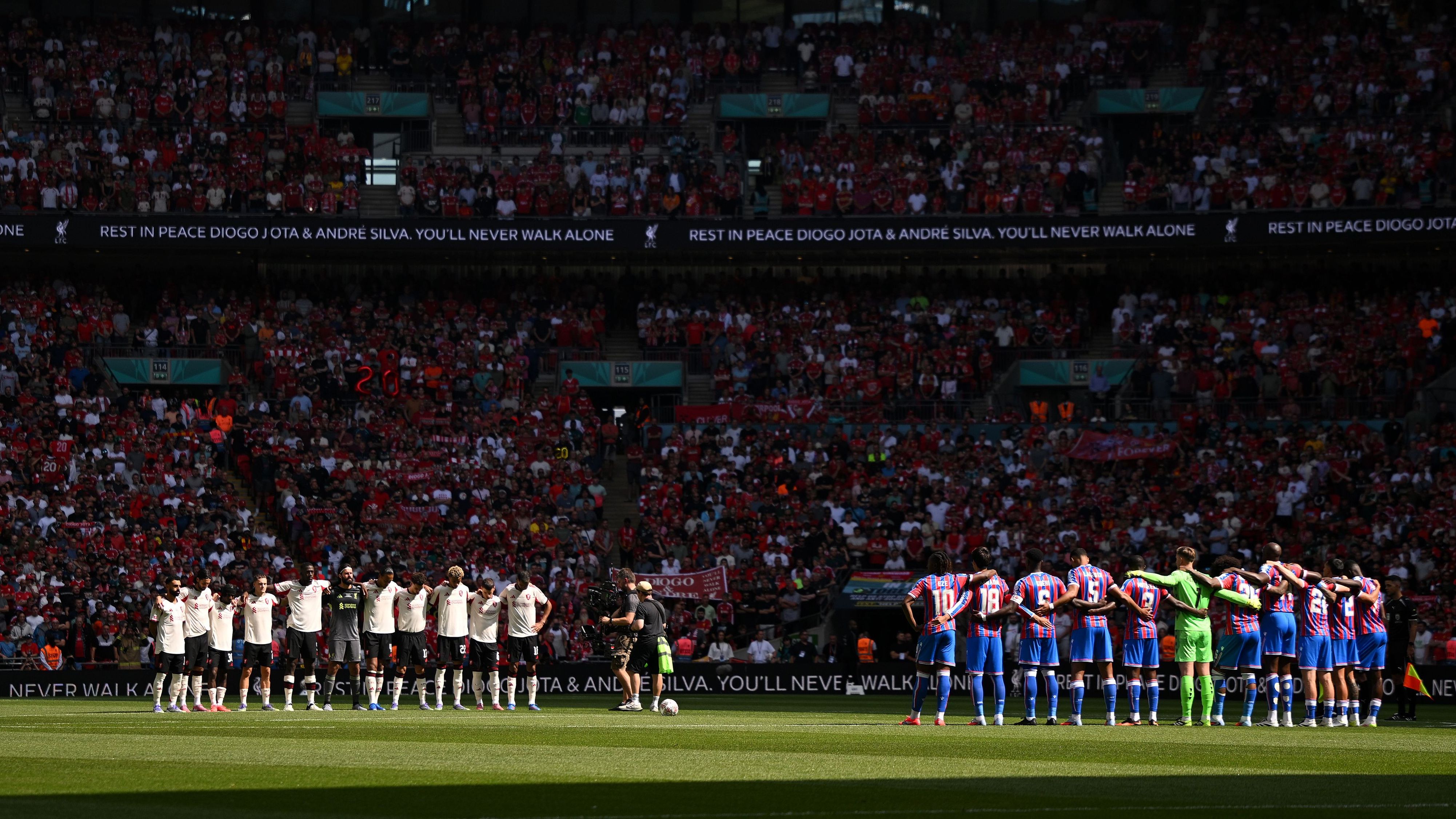 انطلاق موسم الدوري الإنجليزي الممتاز بتكريم ديوجو جوتا وأندريه سيلفا