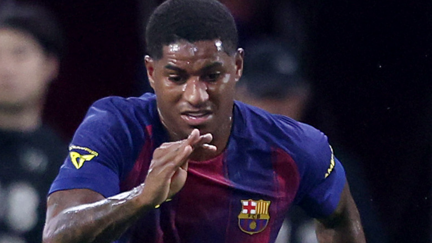 ماركوس راشفورد يتأمل في صعوبة التحضيرات للموسم الجديد مع برشلونة في ظل نظام التدريب المعقد الذي يتبعه هانسي فليك