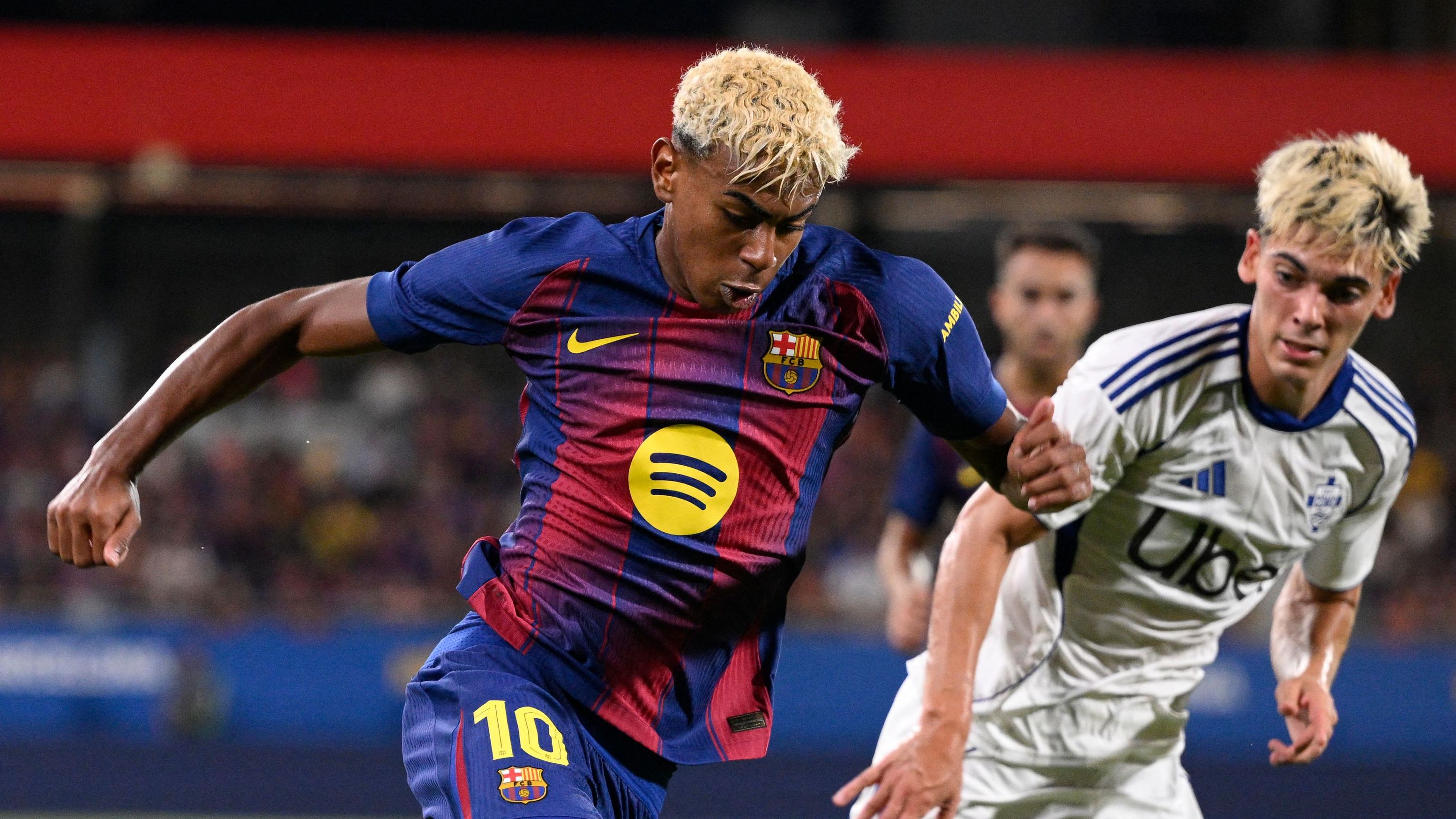لاعب برشلونة الموهوب لامين يامال يتجه نحو النجومية، ويعلن عن منافسه المخضرم
