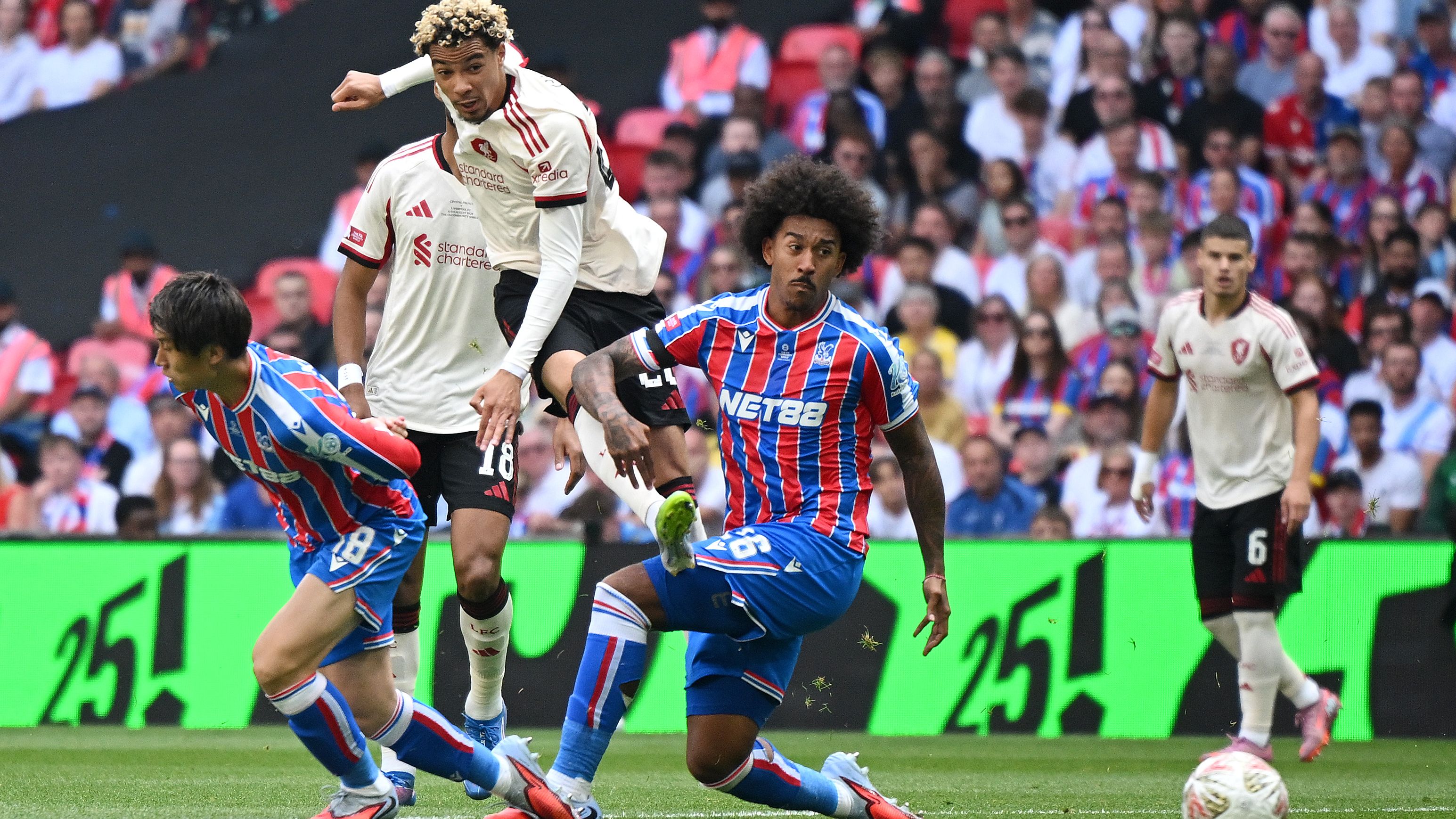 "لاعب كرة قدم سخيف" - هوغو إيكيتيكي يترك جماهير ليفربول في عالم الأحلام بعد أن سجل هدفًا في صفقة بقيمة 79 مليون جنيه إسترليني بعد 228 ثانية من ظهوره الأول