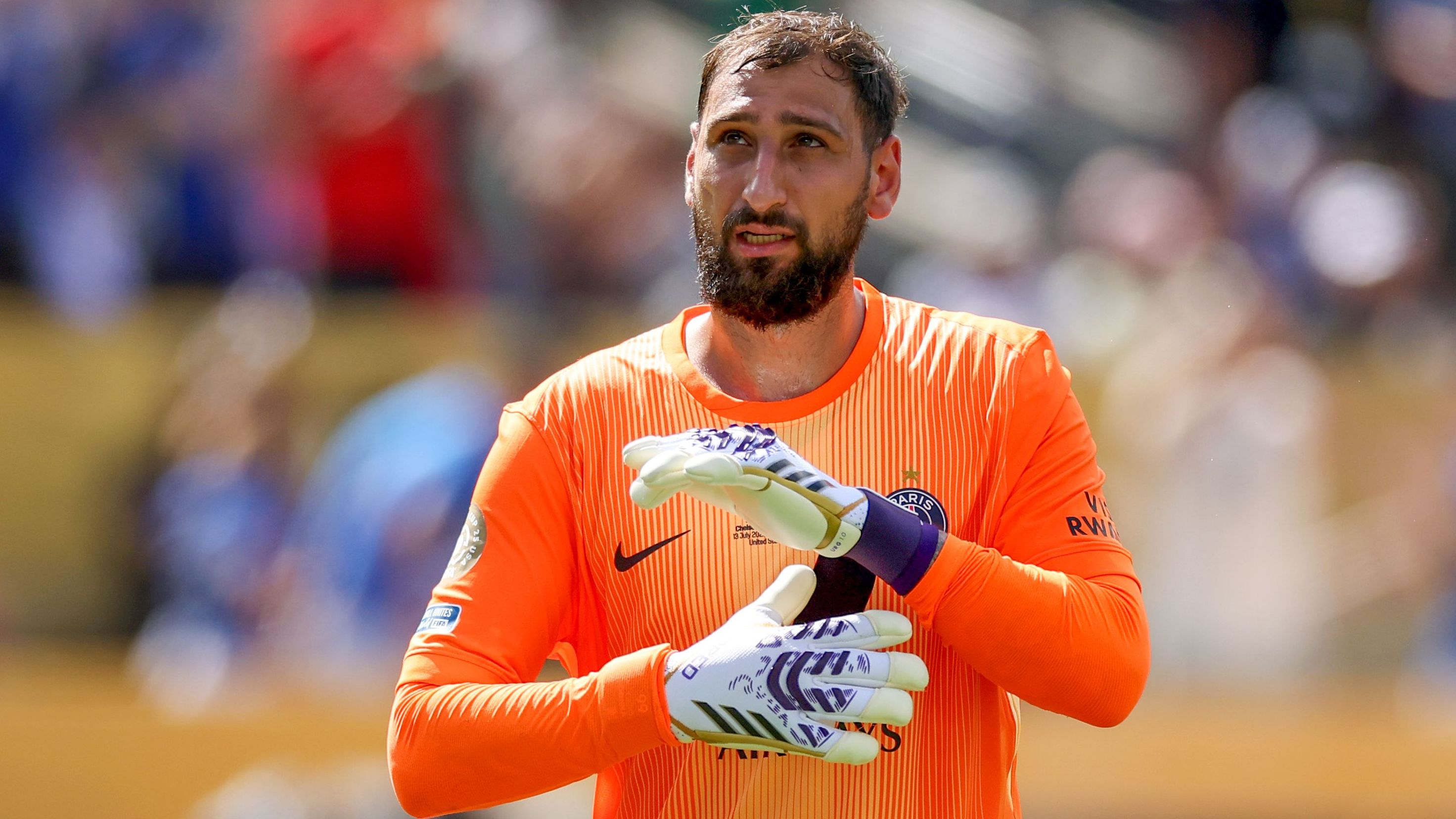 فيديو: مشجع لمانشستر يونايتد يسأل روبن أموريم إذا كان سيوقع مع جيانلويجي دوناروما بينما يرى مدرب الشياطين الحمر جانبًا مضحكًا في سؤال الانتقالات