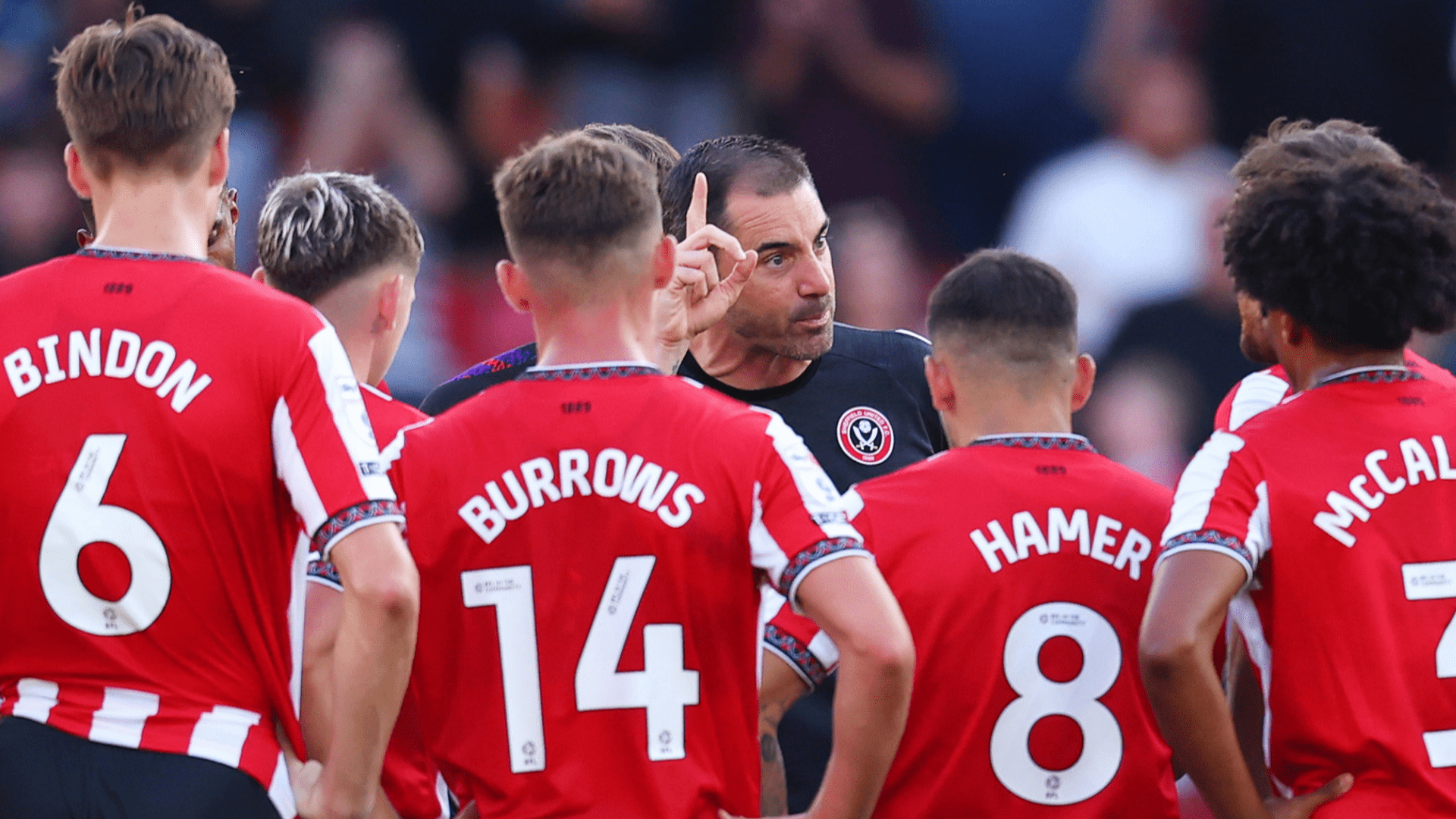 أجرى مدرب الدوري الإنجليزي الممتاز السابق حديثا مع الفريق بعد المباراة على أرض الملعب بعد الهزيمة الساحقة في الجولة الافتتاحية لمباريات البطولة