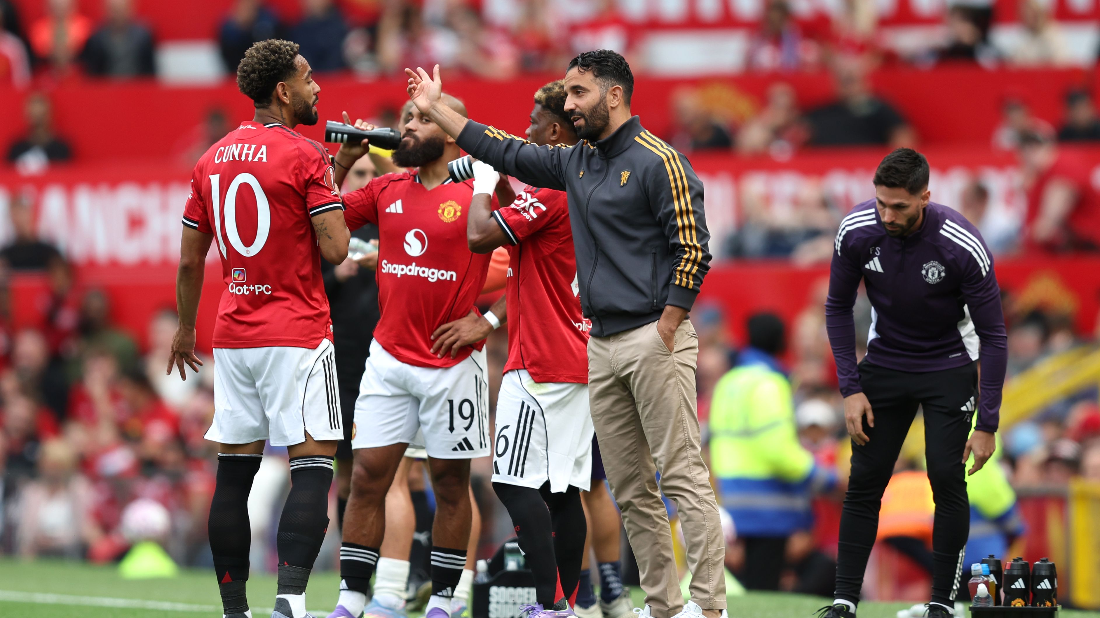 مانشستر يونايتد بحاجة إلى لاعب وسط! تألق برايان مبيومو ضد فيورنتينا، لكن ماتيوس كونيا لم يُبدِ أي اهتمام في أول ظهور له على ملعب أولد ترافورد، بينما استقبل ديفيد دي خيا استقبالًا رائعًا.