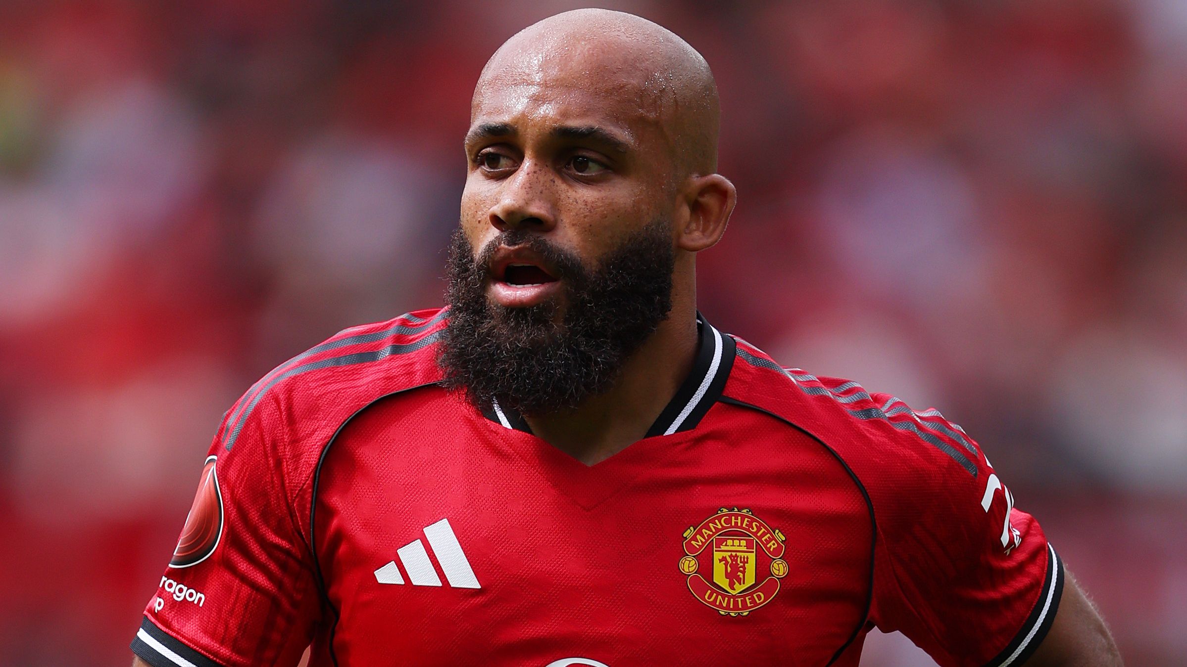 مانشستر يونايتد بحاجة إلى لاعب وسط! تألق برايان مبيومو ضد فيورنتينا، لكن ماتيوس كونيا لم يُبدِ أي اهتمام في أول ظهور له على ملعب أولد ترافورد، بينما استقبل ديفيد دي خيا استقبالًا رائعًا.