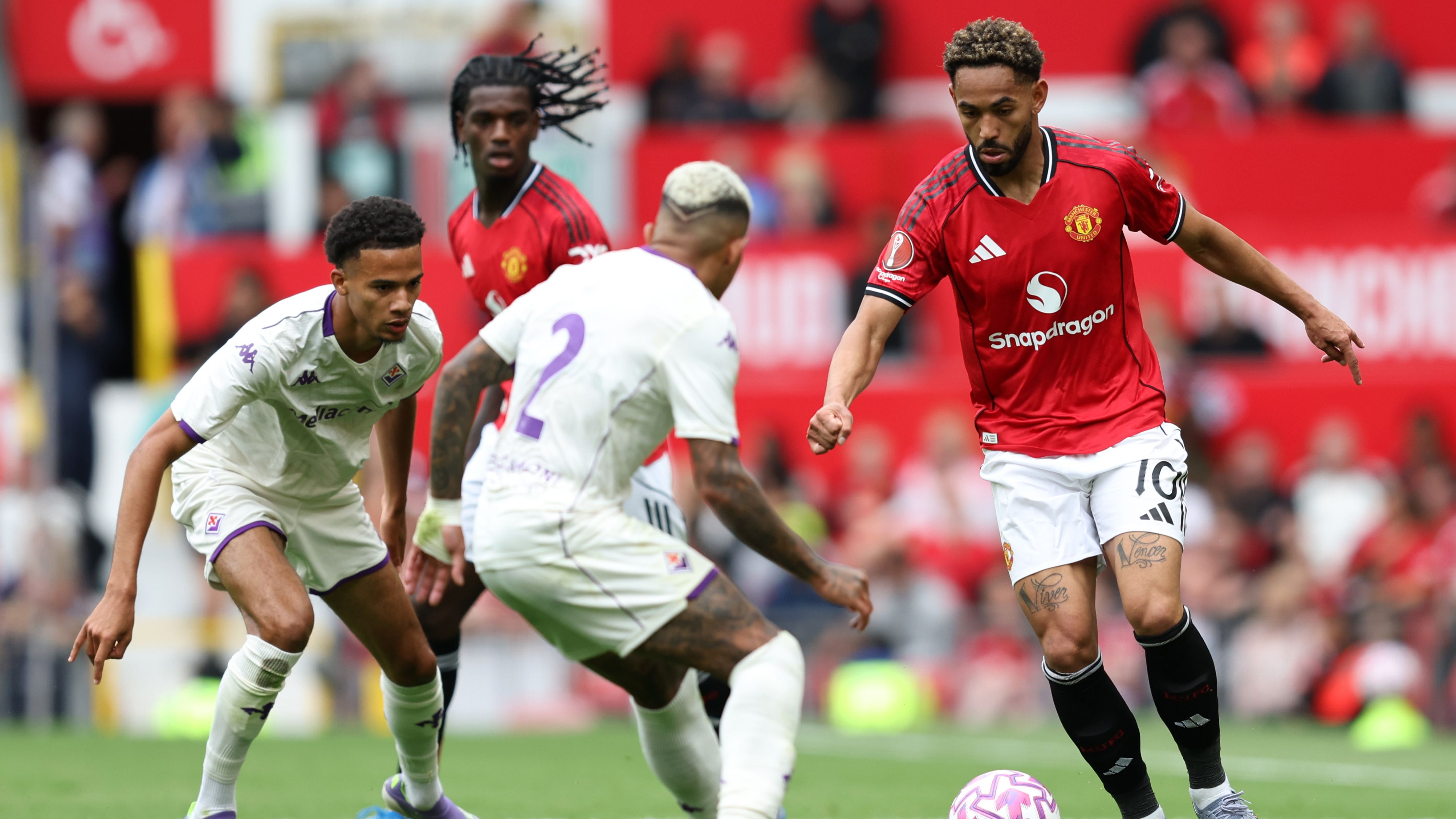 مانشستر يونايتد بحاجة إلى لاعب وسط! تألق برايان مبيومو ضد فيورنتينا، لكن ماتيوس كونيا لم يُبدِ أي اهتمام في أول ظهور له على ملعب أولد ترافورد، بينما استقبل ديفيد دي خيا استقبالًا رائعًا.