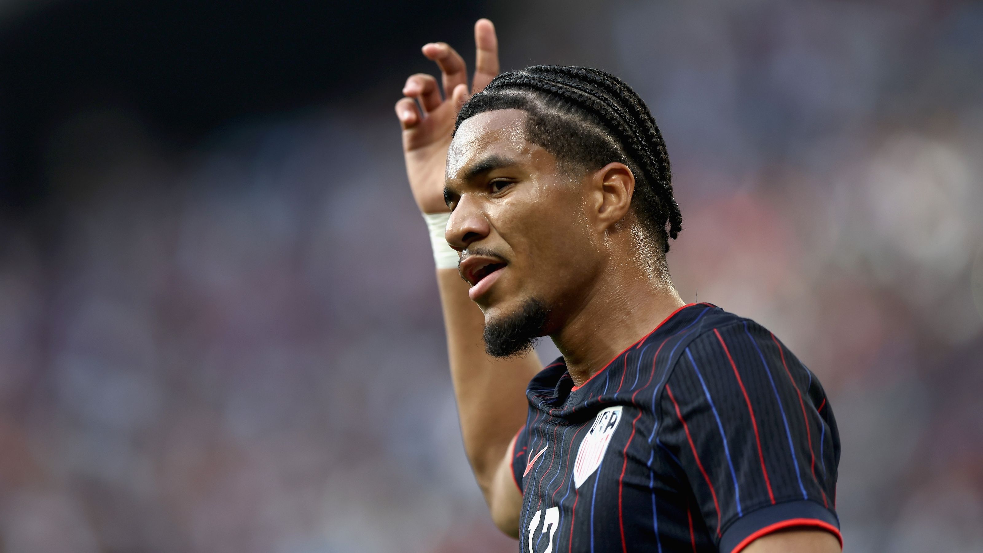 الأمريكيون في الخارج - الدوري الألماني: نجم الكأس الذهبية مالك تيلمان يتصدر المشهد في باير ليفركوزن، لكن حالة من عدم اليقين تحيط بلاعبي المنتخب الأمريكي لكرة القدم في بوروسيا دورتموند