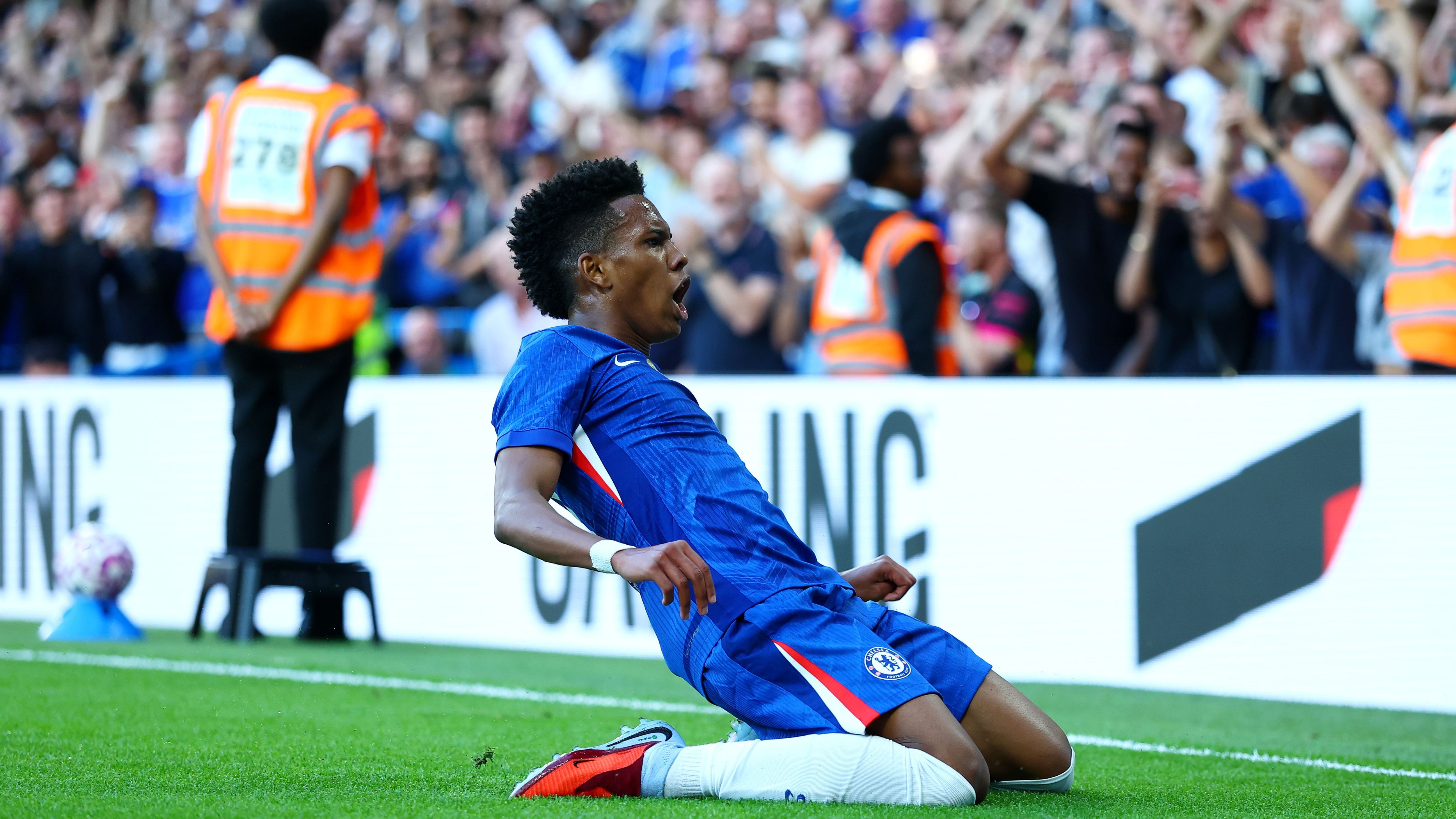 وصل إستيفاو! ترك لاعب تشيلسي الجديد انطباعًا فوريًا في أول ظهور له على ملعب ستامفورد بريدج ضد باير ليفركوزن بهدف في الشوط الأول، حيث أحرج جواو بيدرو ليام ديلاب بتسجيله هدفًا في فوز مريح.