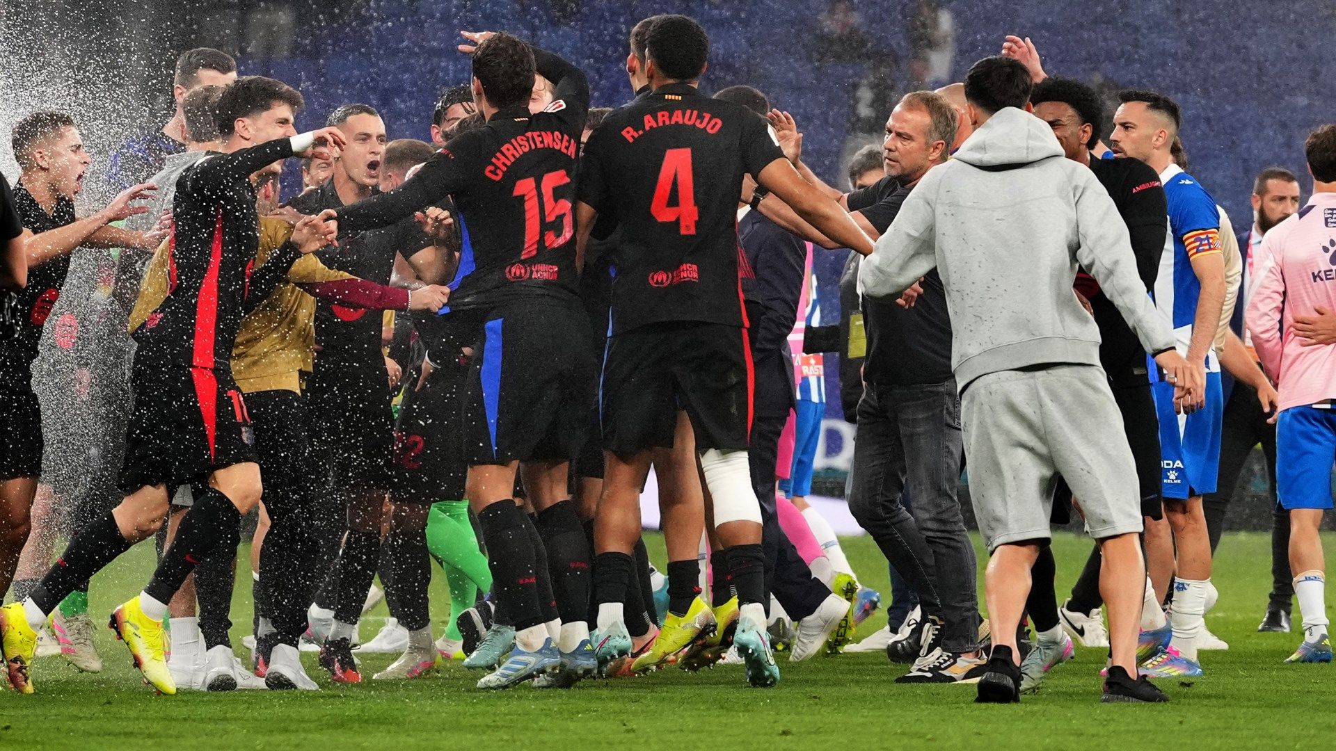 نجم برشلونة يدافع عن أحذيته المبهرة وسط سخرية زميله في الفريق