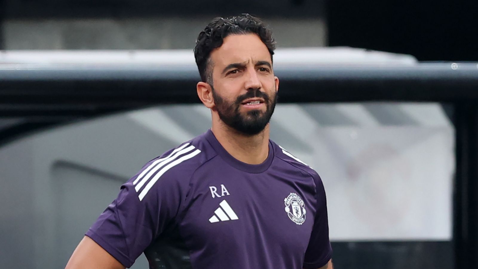 كشافو مانشستر يونايتد يراقبون مدافعًا من الدوري الإيطالي بقيمة 40 مليون يورو وسط مطاردة من منافسي الدوري الإنجليزي الممتاز