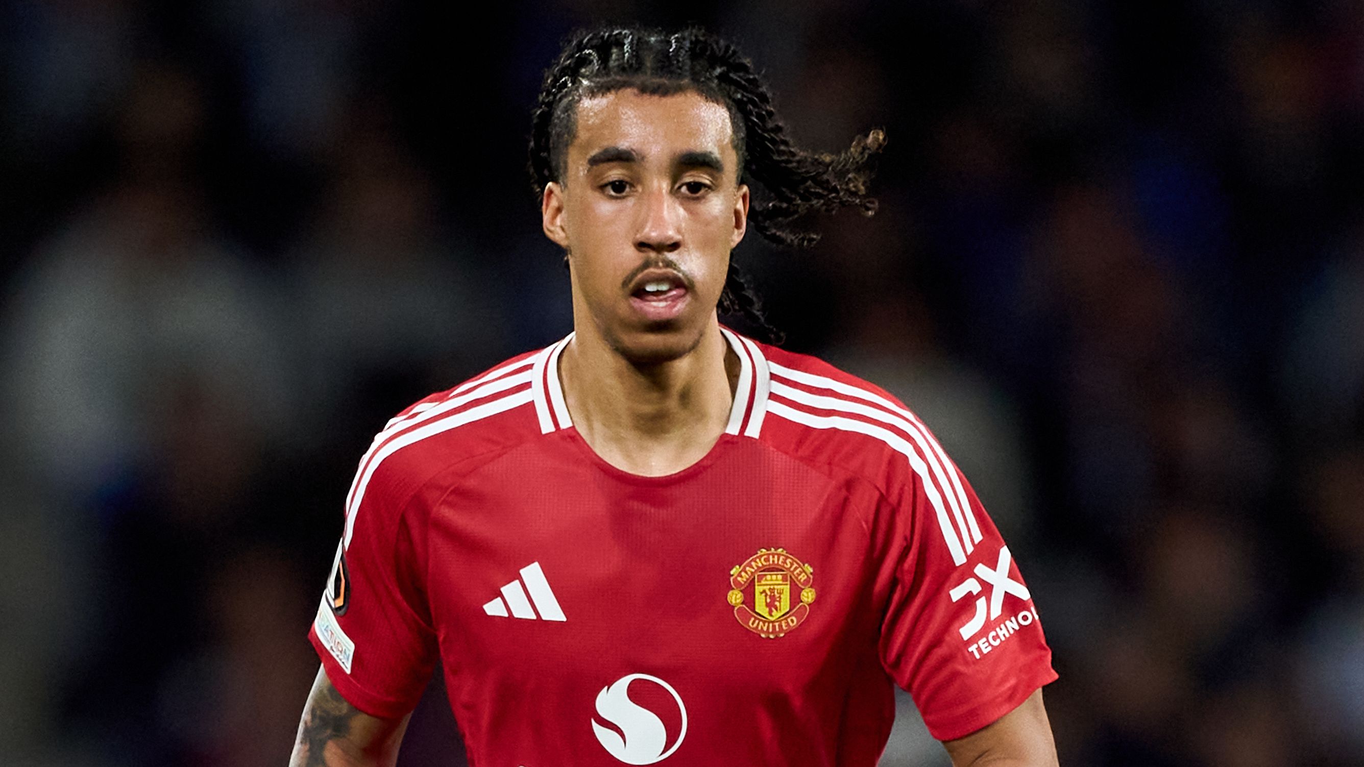 ليني يورو يردّ بتحدٍّ على منتقدي مانشستر يونايتد، مُقرًّا بالرغبة الواسعة في فشل النادي وسط موسم 2024-25 الصعب