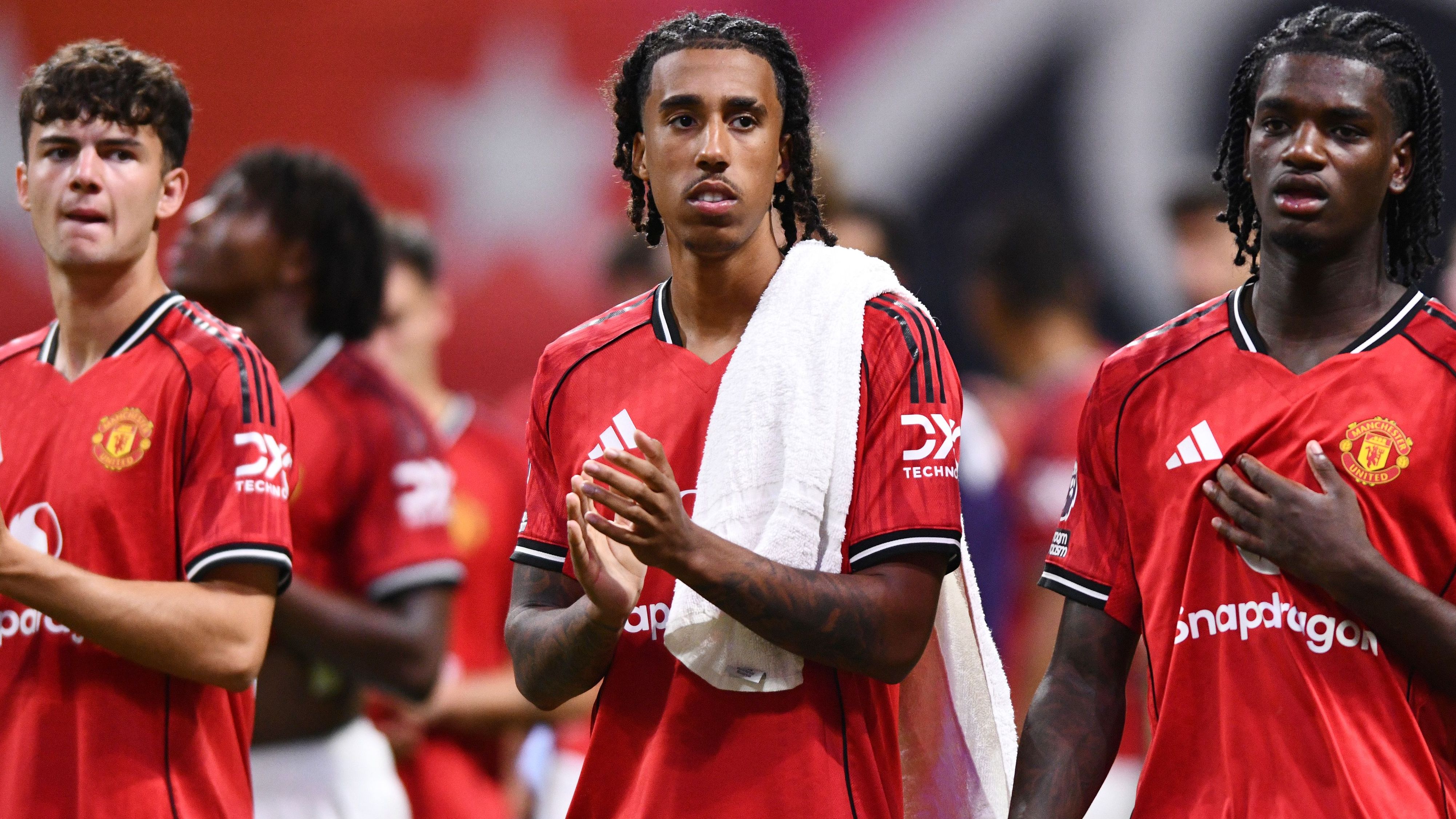 ليني يورو يردّ بتحدٍّ على منتقدي مانشستر يونايتد، مُقرًّا بالرغبة الواسعة في فشل النادي وسط موسم 2024-25 الصعب