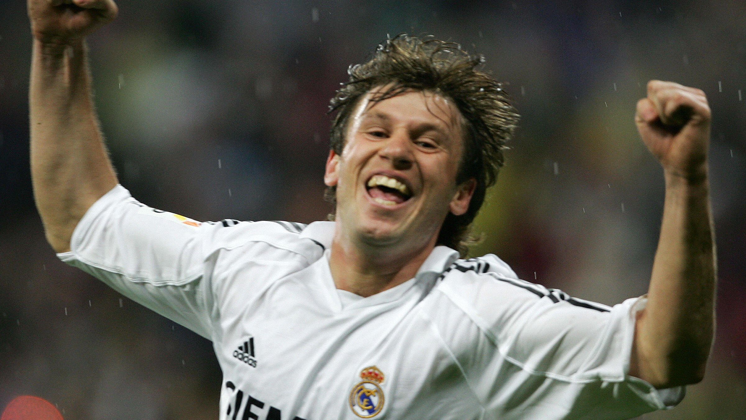 لاعب ريال مدريد السابق يتحدث عن تشكك المدرب واختياره "المحرج" لمعطف الفرو في حفل الكشف عنه