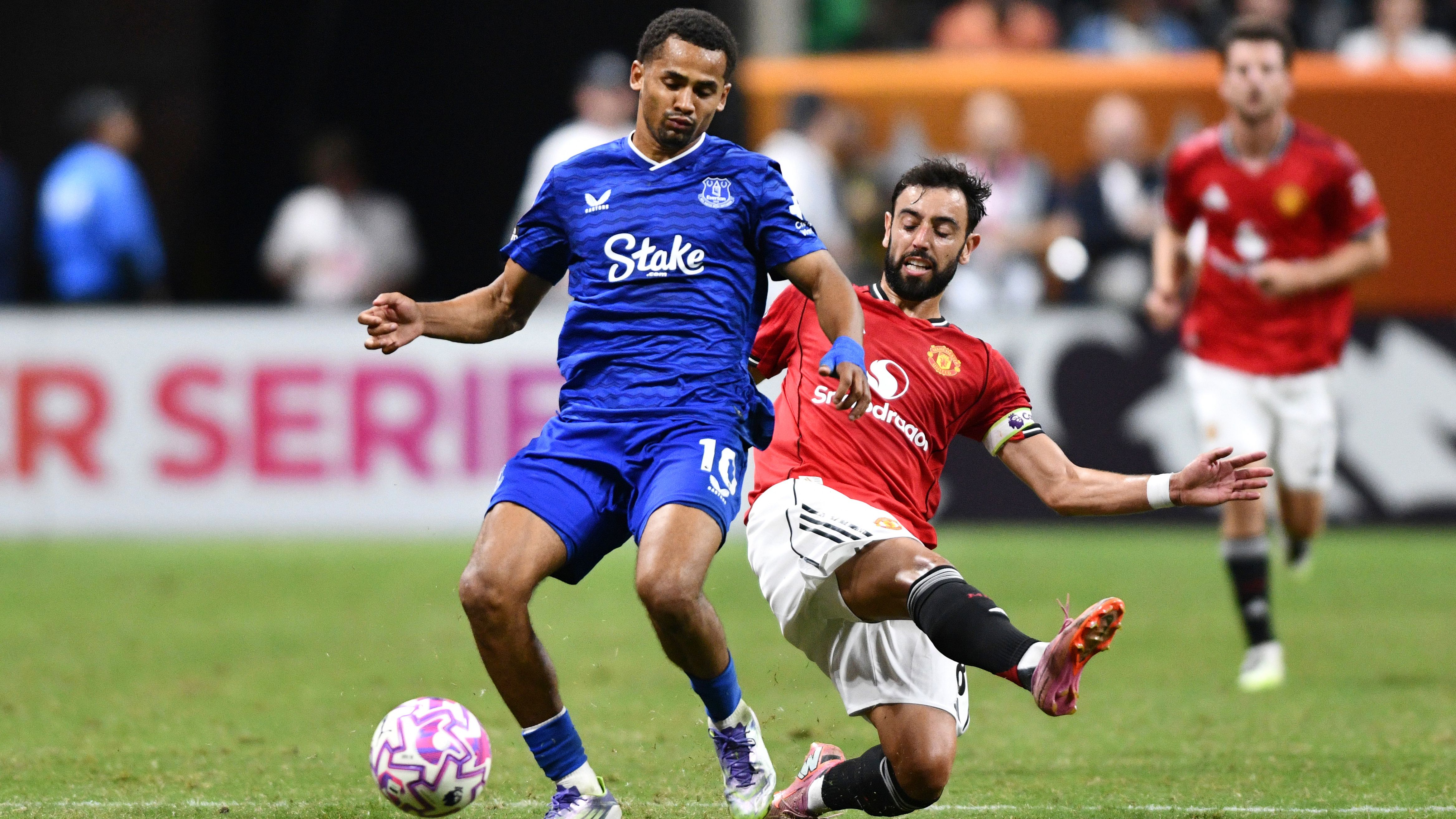 فيديو: برونو فرنانديز، لاعب مانشستر يونايتد، يُوصف بأنه "أحد أكثر اللاعبين غير المحبوبين" بعد خطأ مثير للجدل على إيليمان ندياي، لاعب إيفرتون، يُشعل شجارًا على أرض الملعب في مباراة ودية قبل الموسم.