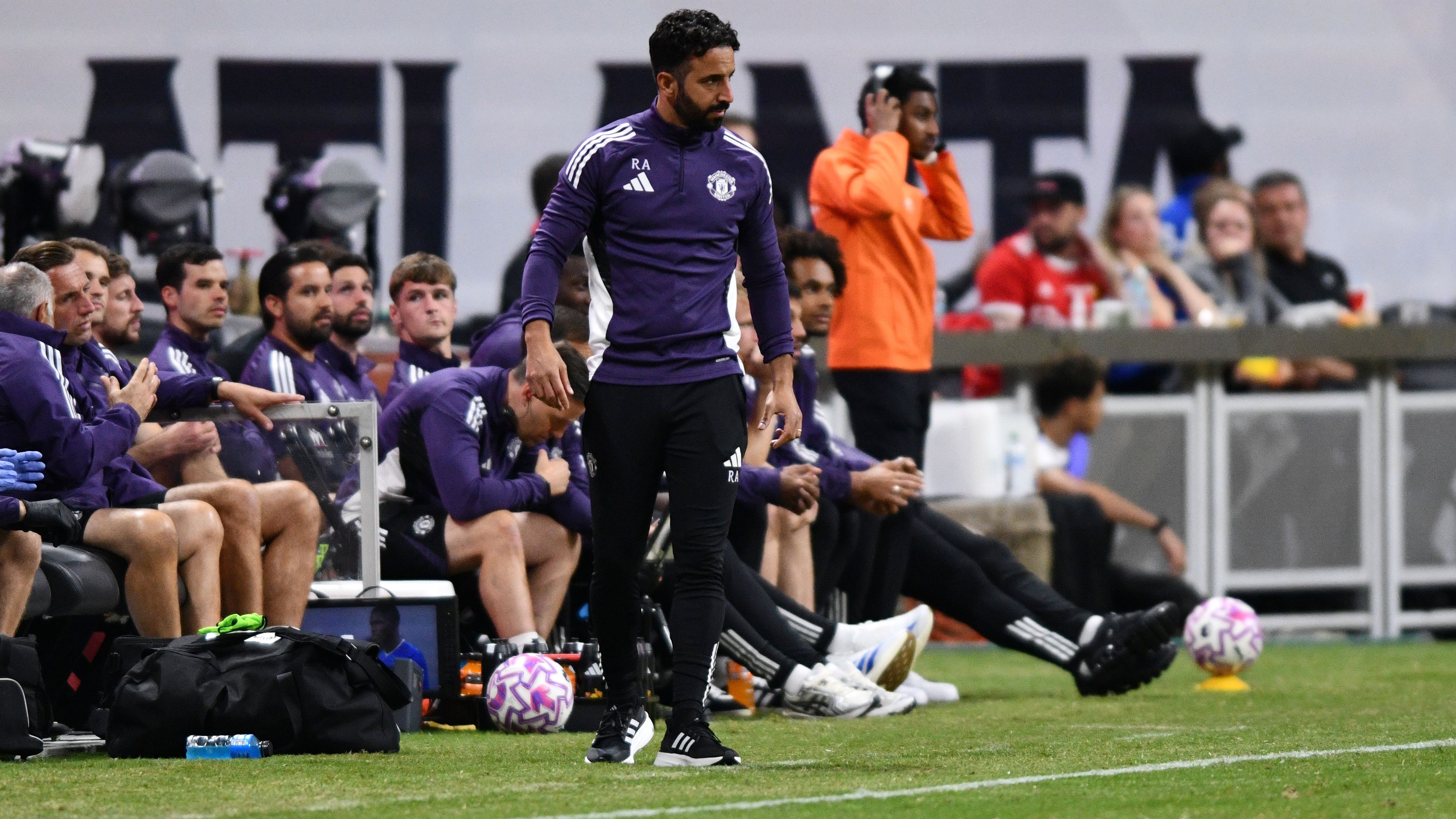 ماسون ماونت لا يزال هنا! لاعب الوسط يُسجل هدفًا رائعًا ضد إيفرتون ليُثبت قدرته على منافسة الوافدين الجدد، بينما يُبهر برايان مبيومو في أول ظهور له.