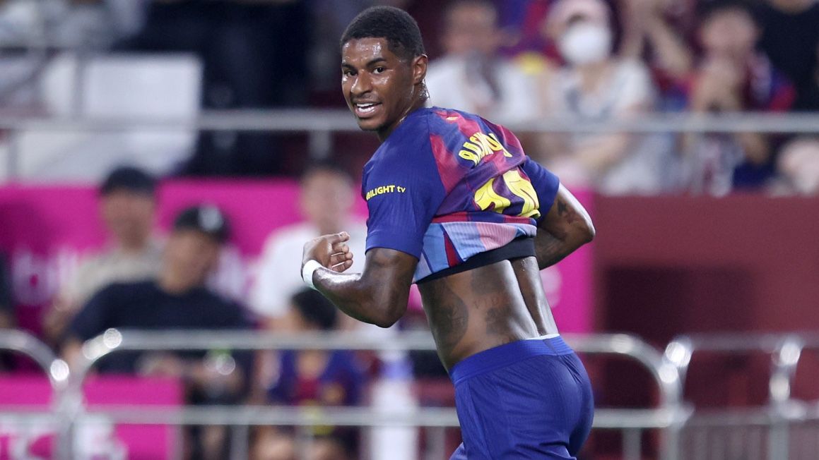 رئيس برشلونة السابق يدافع عن تفوق ماركوس راشفورد على نيكو ويليامز، متجاهلاً انتقادات شقيق نجم أتلتيك بلباو