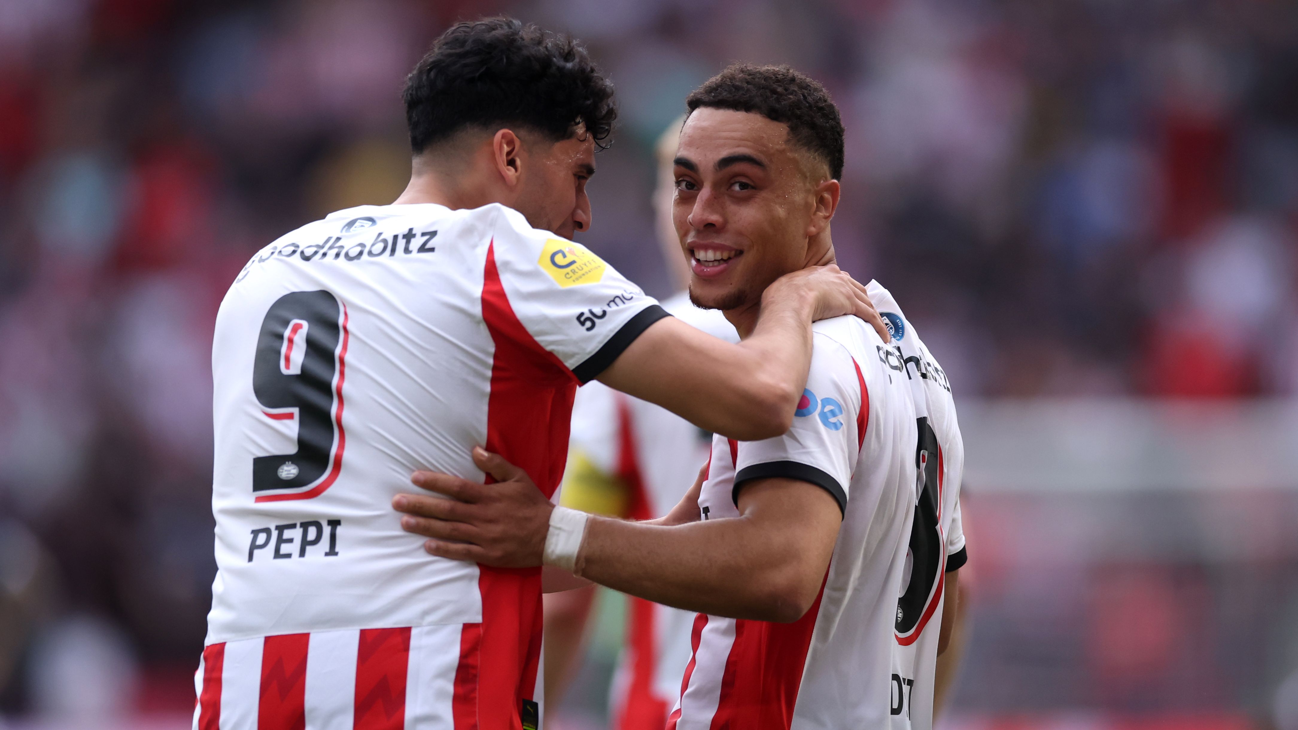 شاهد: سيرجينو ديست، مدافع منتخب الولايات المتحدة الأمريكية، يسجل هدف الفوز لفريق آيندهوفن في مرمى جو أهيد إيجلز، ويتوج بكأس السوبر الهولندي