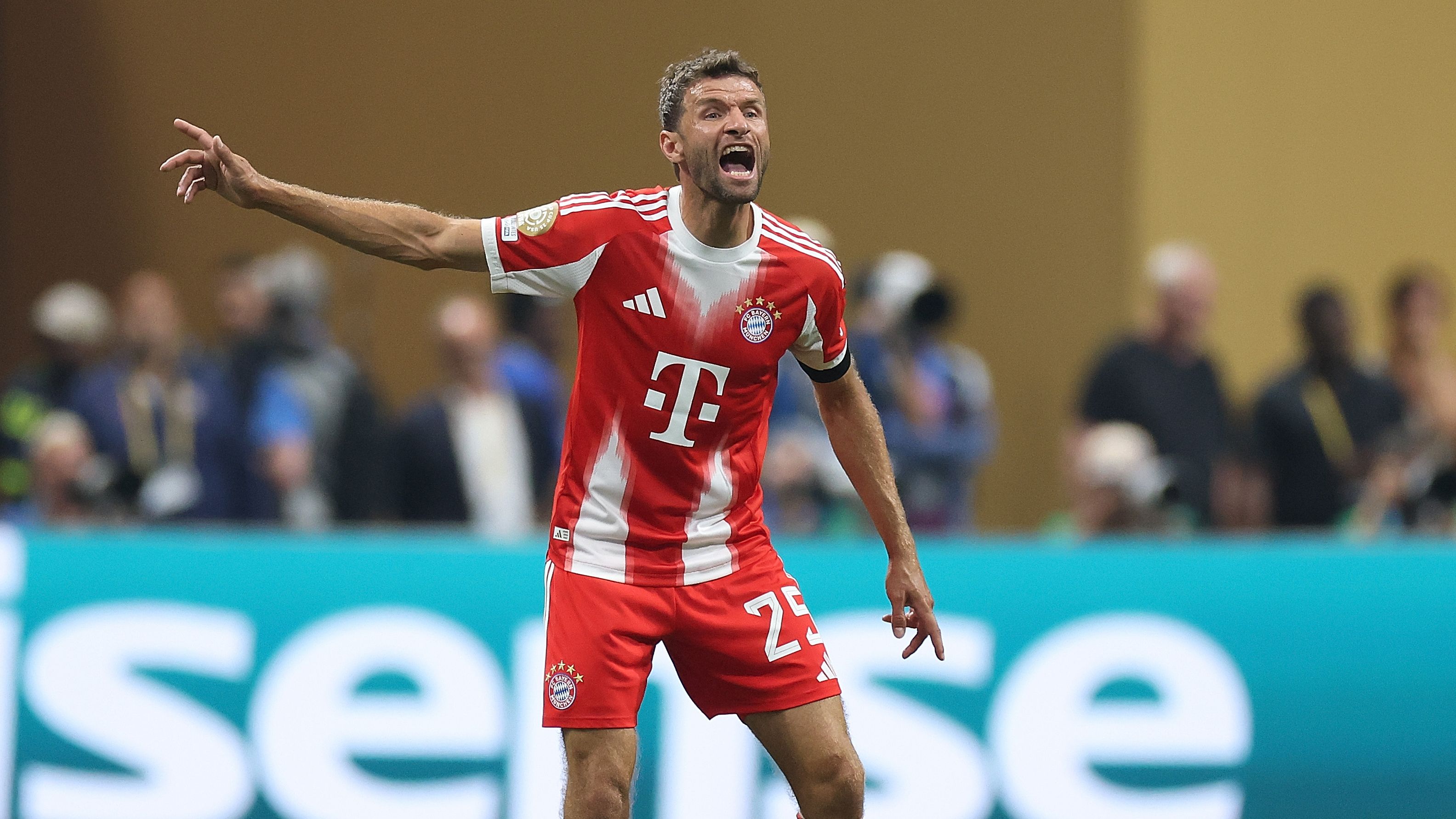 "إنه يحب التحدي" - أشاد جيرمين جونز، لاعب منتخب الولايات المتحدة السابق، بإمكانيات أسطورة بايرن ميونيخ توماس مولر مع فريق فانكوفر وايتكابس والدوري الأمريكي لكرة القدم.
