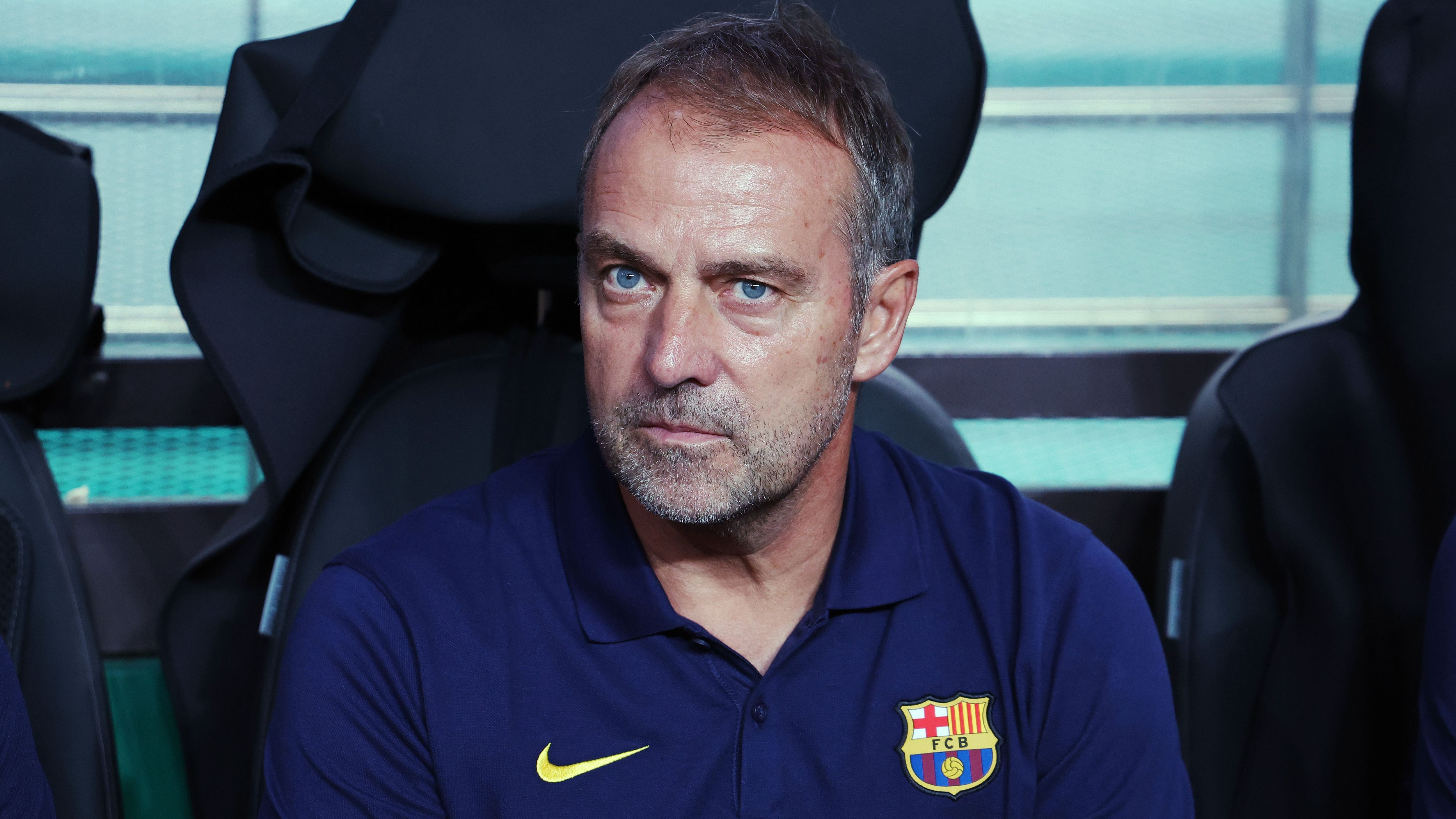 هانسي فليك يُعرقل سعي مانشستر يونايتد لضم نجم برشلونة مقابل 70 مليون يورو