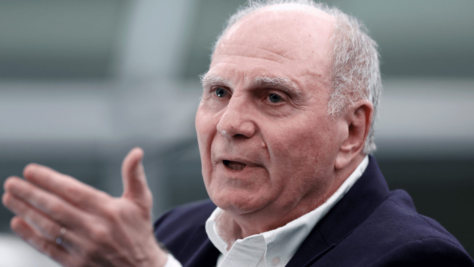 الرئيس الفخري لنادي بايرن ميونخ أولي هونيس يدخل المستشفى بعد تعرضه لحادث وعائي دموي خلال بطولة جولف خيرية