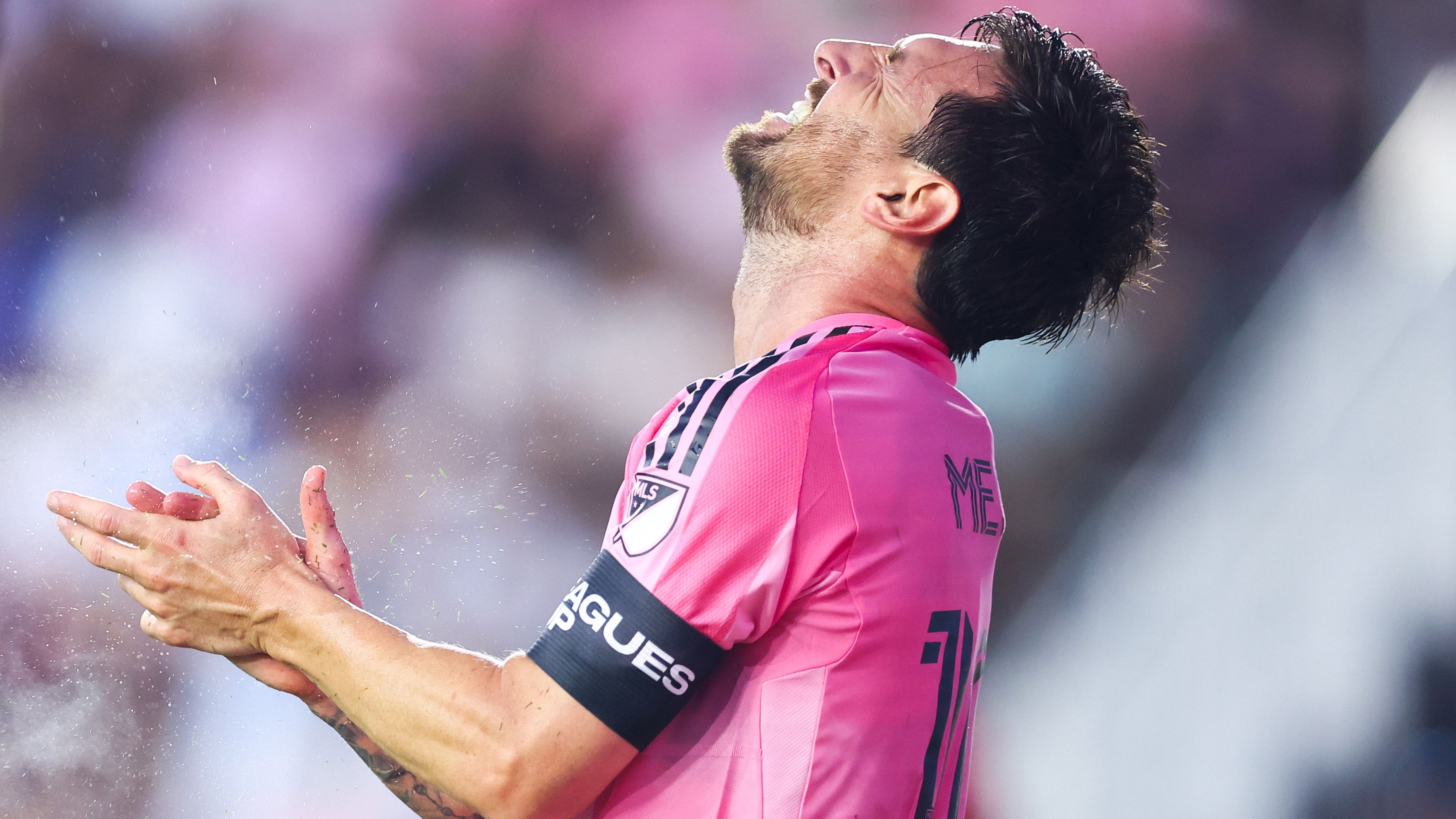 ليونيل ميسي، نجم إنتر ميامي، يغادر مباراة كأس الدوري أمام نيكاكسا بعد 11 دقيقة بسبب إصابة واضحة