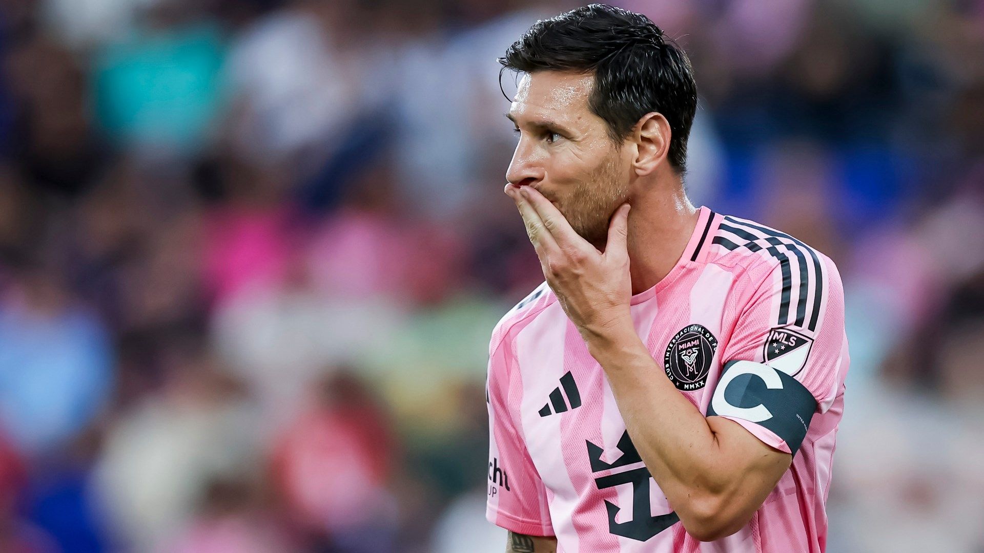 ليونيل ميسي، نجم إنتر ميامي، يغادر مباراة كأس الدوري أمام نيكاكسا بعد 11 دقيقة بسبب إصابة واضحة