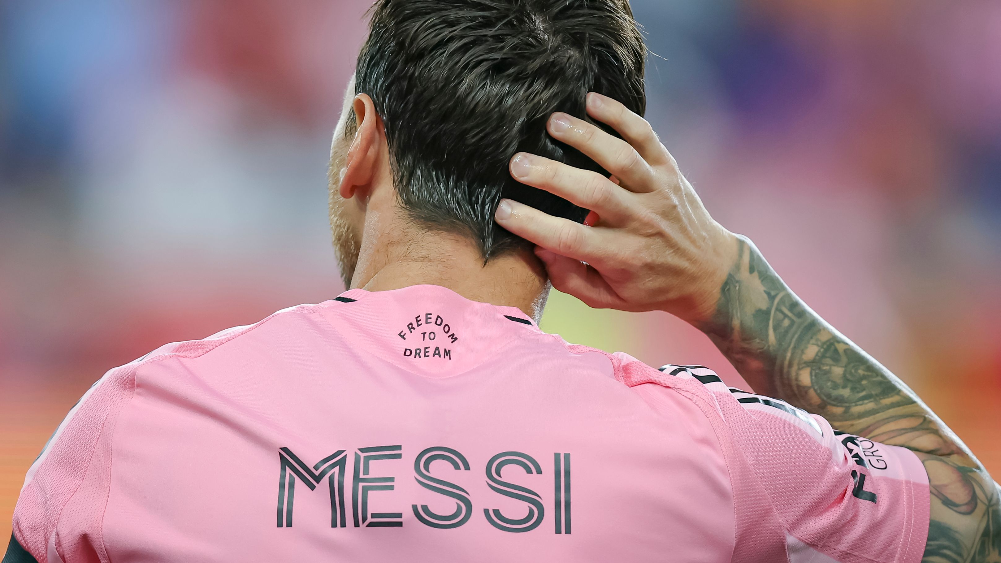 ليونيل ميسي، نجم إنتر ميامي، يغادر مباراة كأس الدوري أمام نيكاكسا بعد 11 دقيقة بسبب إصابة واضحة