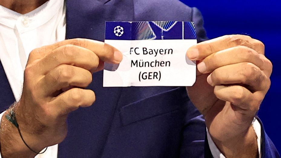 هاري كين يكشف عن قميص بايرن ميونيخ الحصري لدوري أبطال أوروبا لموسم 2025-26