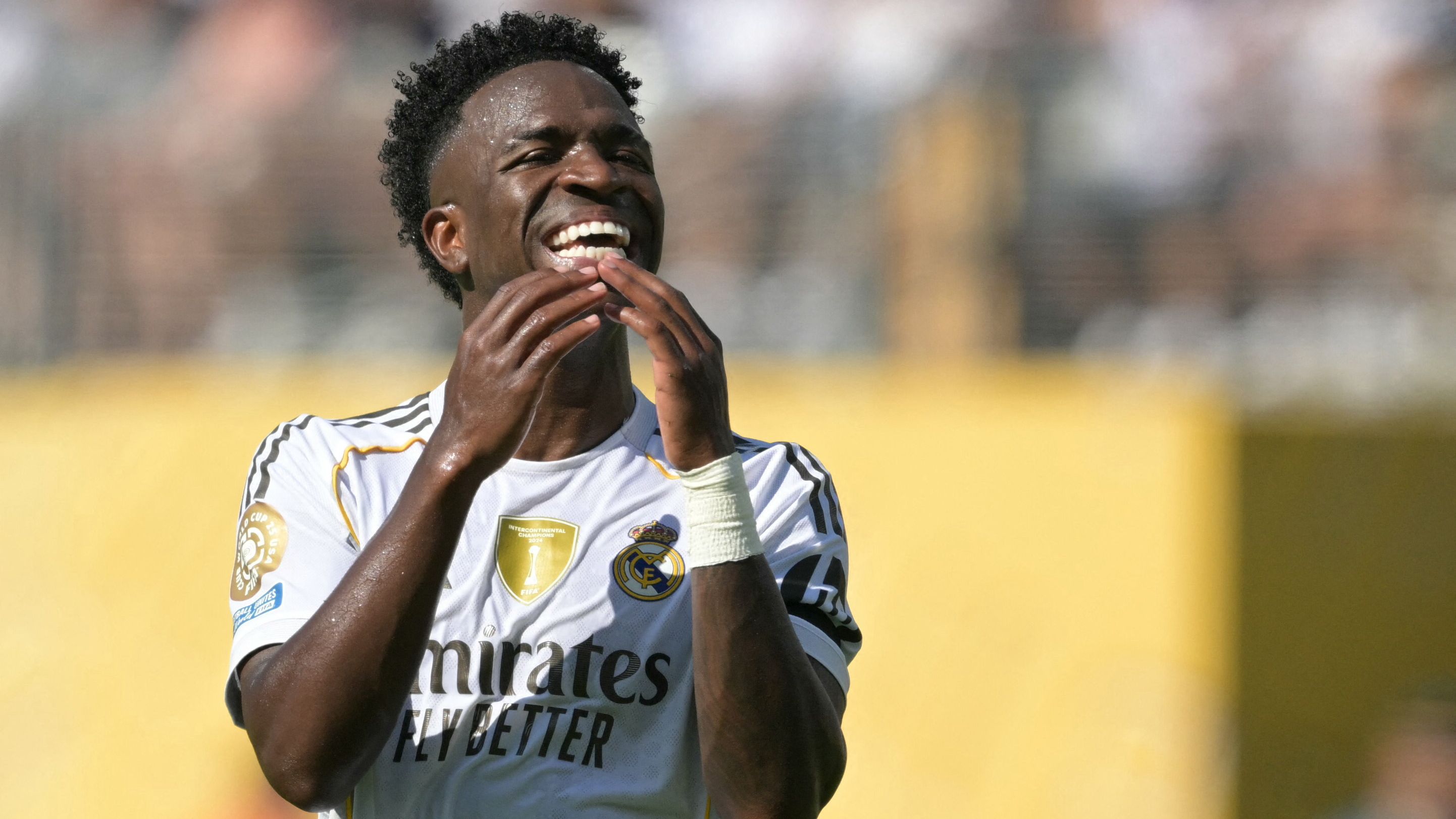 يسعى فينيسيوس جونيور إلى تحطيم الرقم القياسي في ريال مدريد ليصبح صاحب أعلى راتب متفوقًا على كيليان مبابي