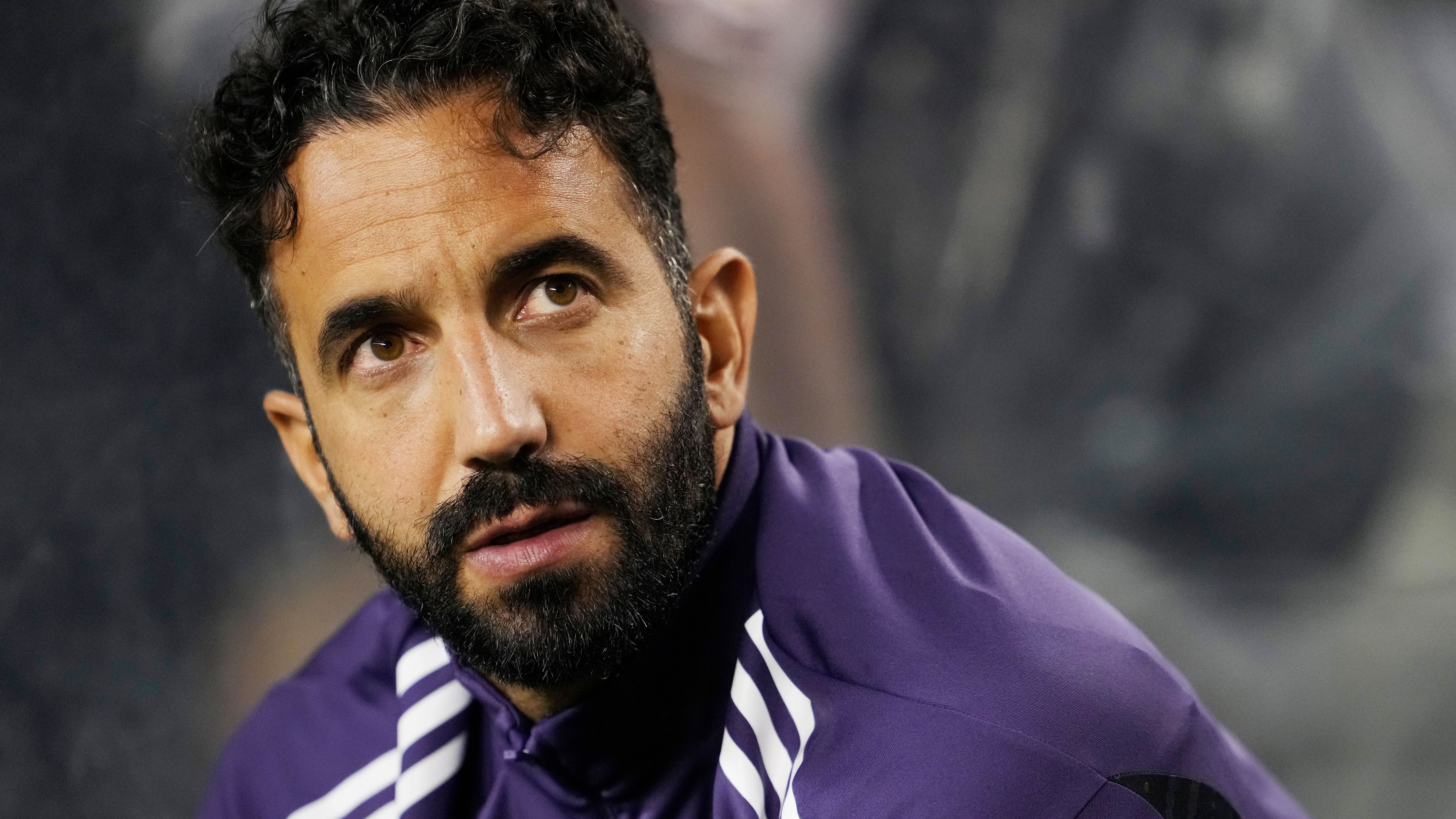 متجر نادي مانشستر يونايتد يحظر طباعة أسماء الثلاثي الأسطوري على القمصان بسبب قيود الترخيص