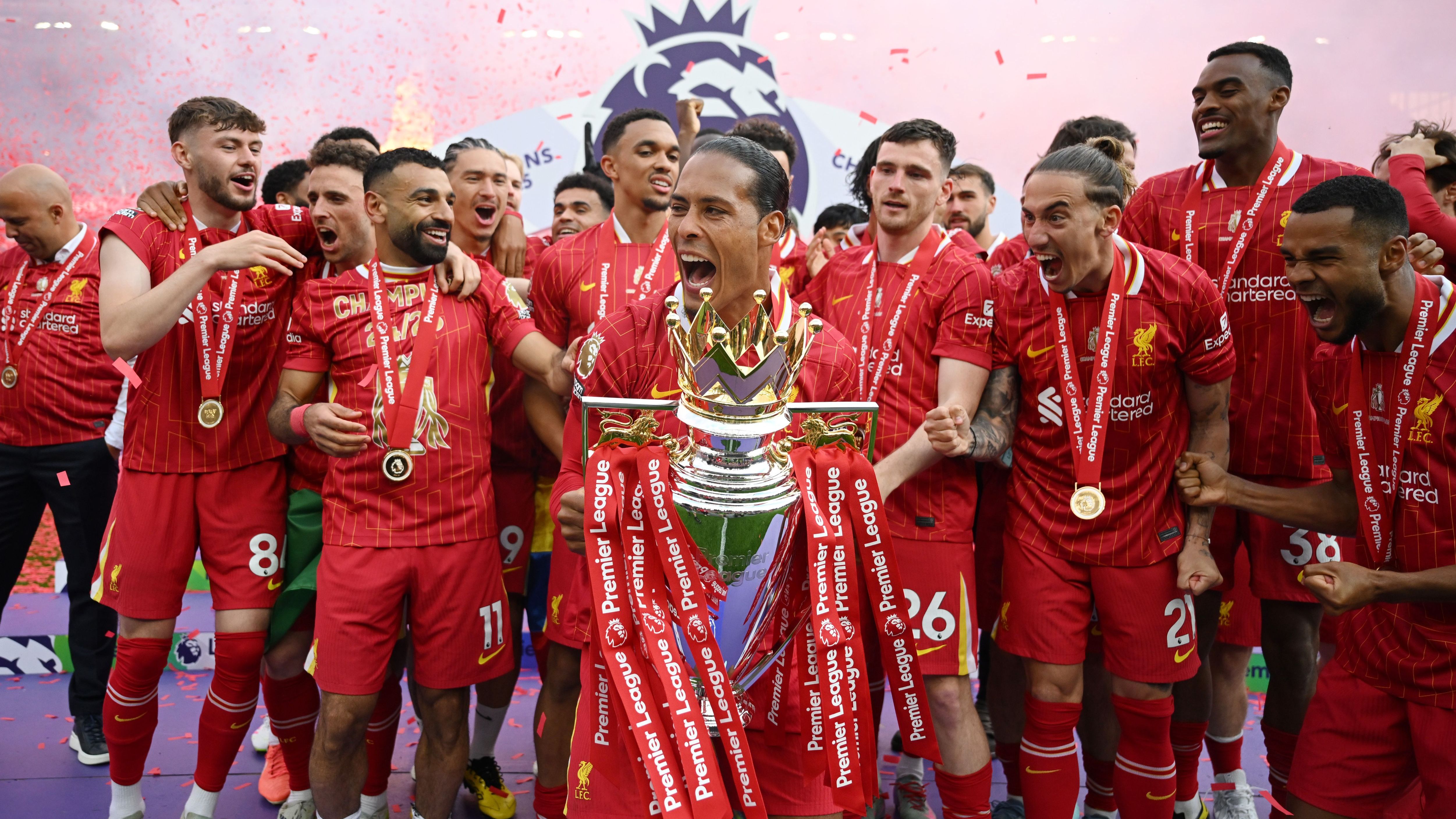 "وصل قلب الدفاع الجديد!" - يمزح جيمي كاراغر بأنه المدافع الذي تعاقد معه ليفربول مقابل مبلغ كبير بعد أن ساعد في إطلاق قميص الفريق الأساسي لموسم 2025-2026.