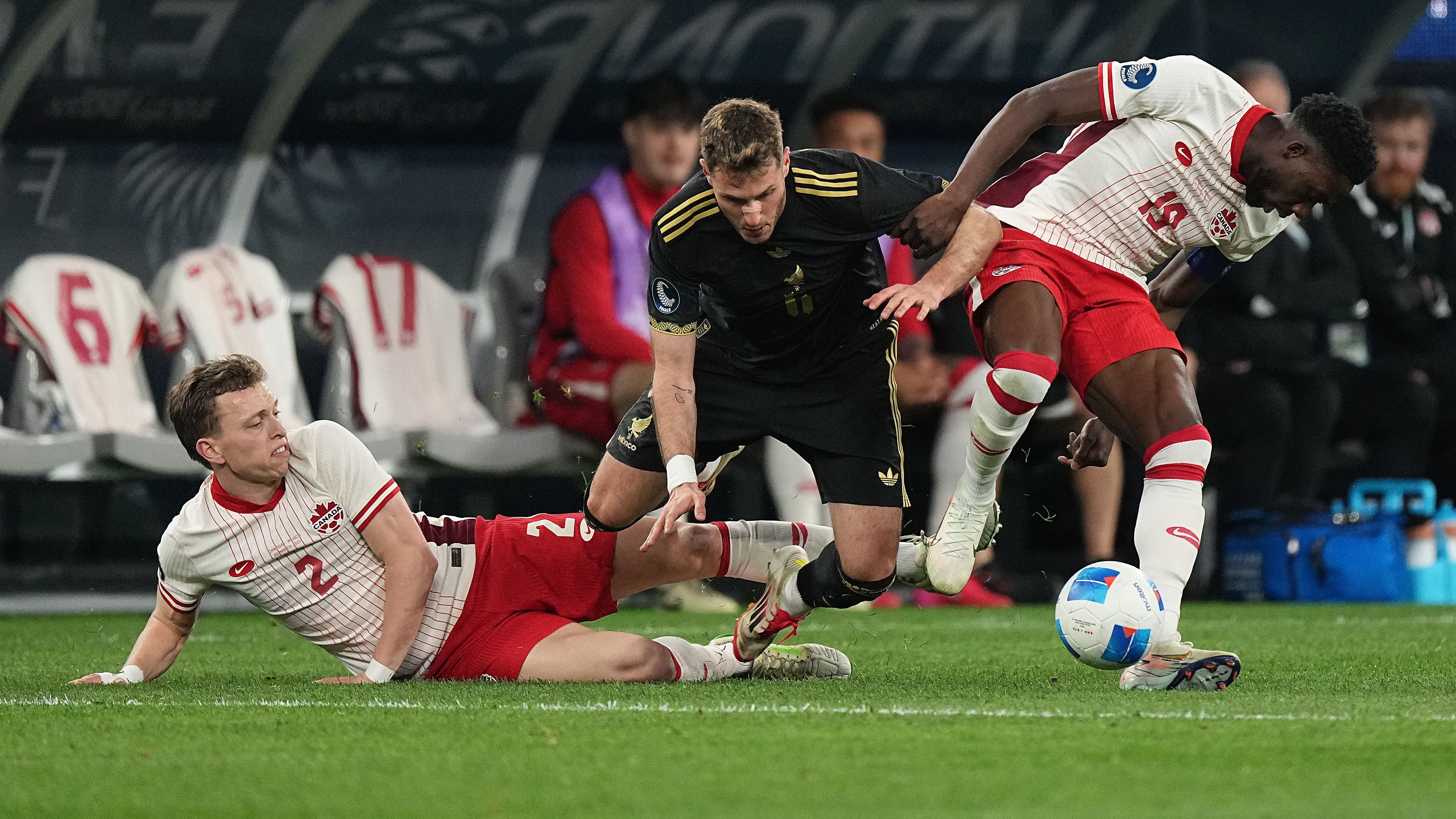 ألفونسو ديفيز، لاعب بايرن ميونيخ، سعيد باستئناف الجري في الهواء الطلق في رحلة تعافي ثابتة