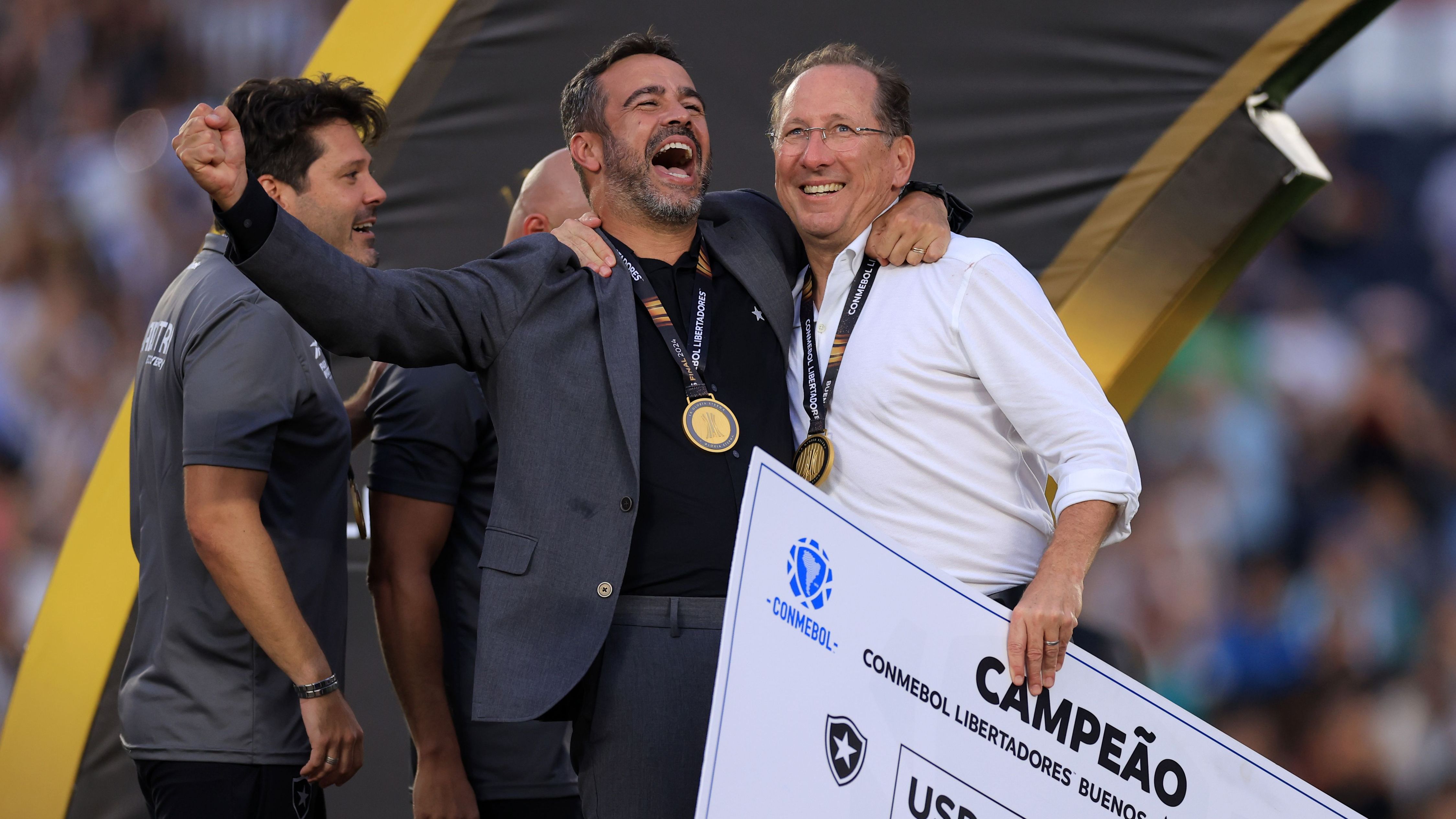 جون تكستور يواجه دعوى قضائية بشأن استثمار بقيمة 82 مليون يورو في ليون، في حين يسعى مستثمر أمريكي إلى تجميد أسهم بوتافوغو بقيمة 23 مليون يورو لدى المحكمة البرازيلية.