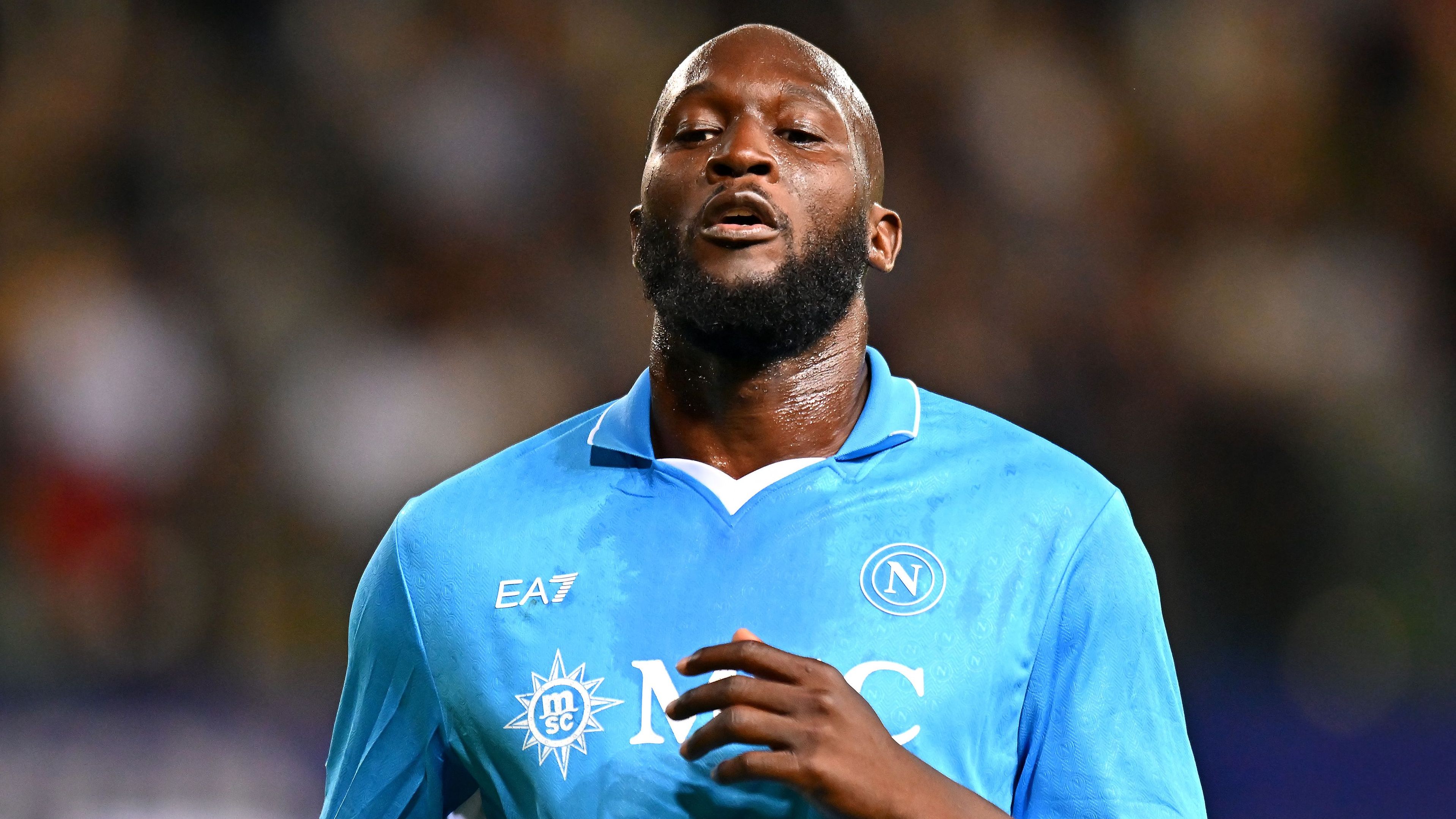 نابولي يواجه انتكاسة خطيرة بسبب إصابة روميلو لوكاكو التي سيغيب عن الملاعب حتى نوفمبر بسبب إصابة في الفخذ خلال مباراة ودية قبل الموسم.