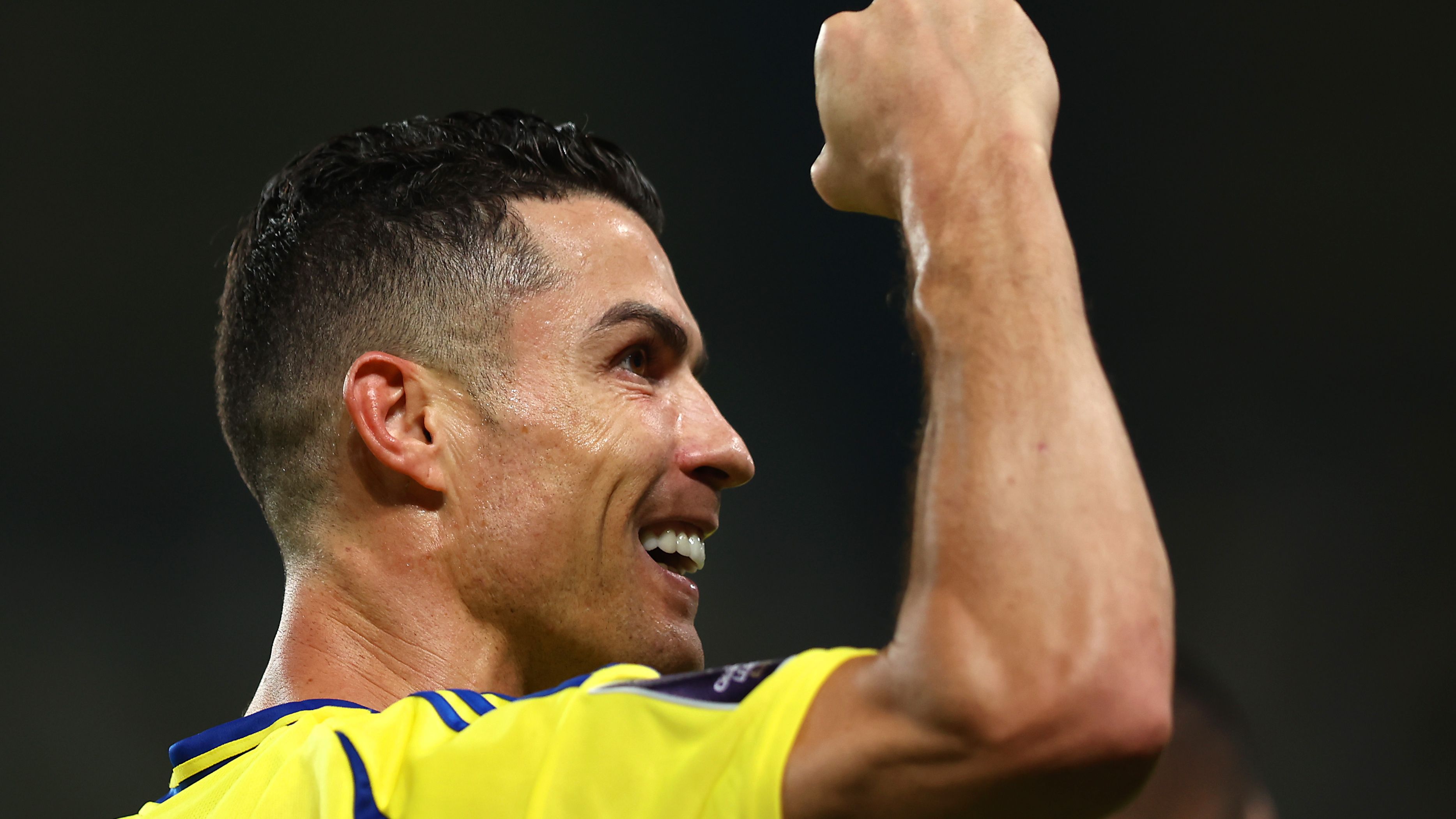 كريستيانو رونالدو وجواو فيليكس يكشفان عن القميص الأساسي الجديد "الخالد" لنادي النصر لموسم 2025-2026