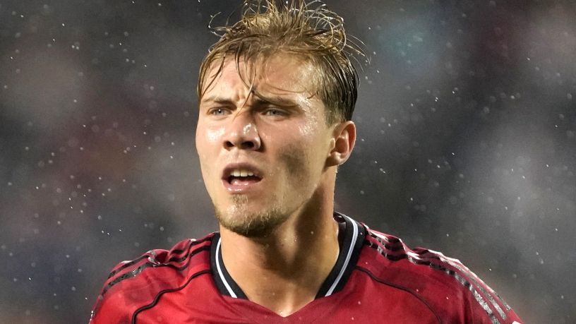 نابولي يحاول اختطاف سعي ميلان لضم راسموس هوجلوند لاعب مانشستر يونايتد وسط إصابة روميلو لوكاكو