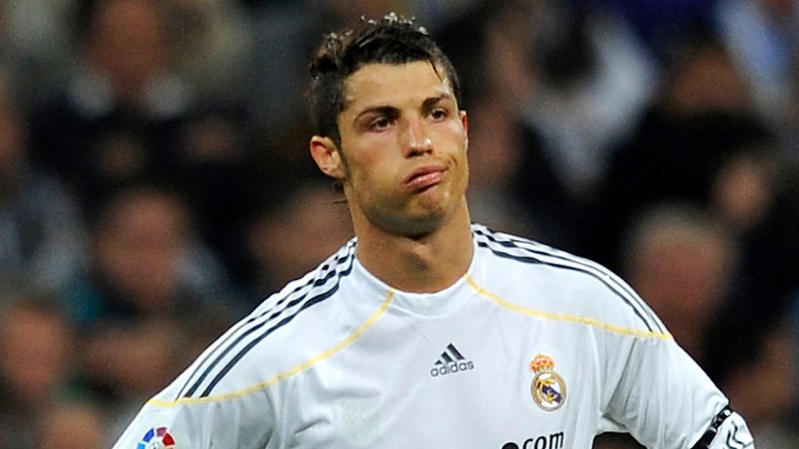 مهاجم سابق في الدوري الإسباني ينتقد غرور كريستيانو رونالدو خلال حقبة ريال مدريد، ويصف المواجهات بالصعبة