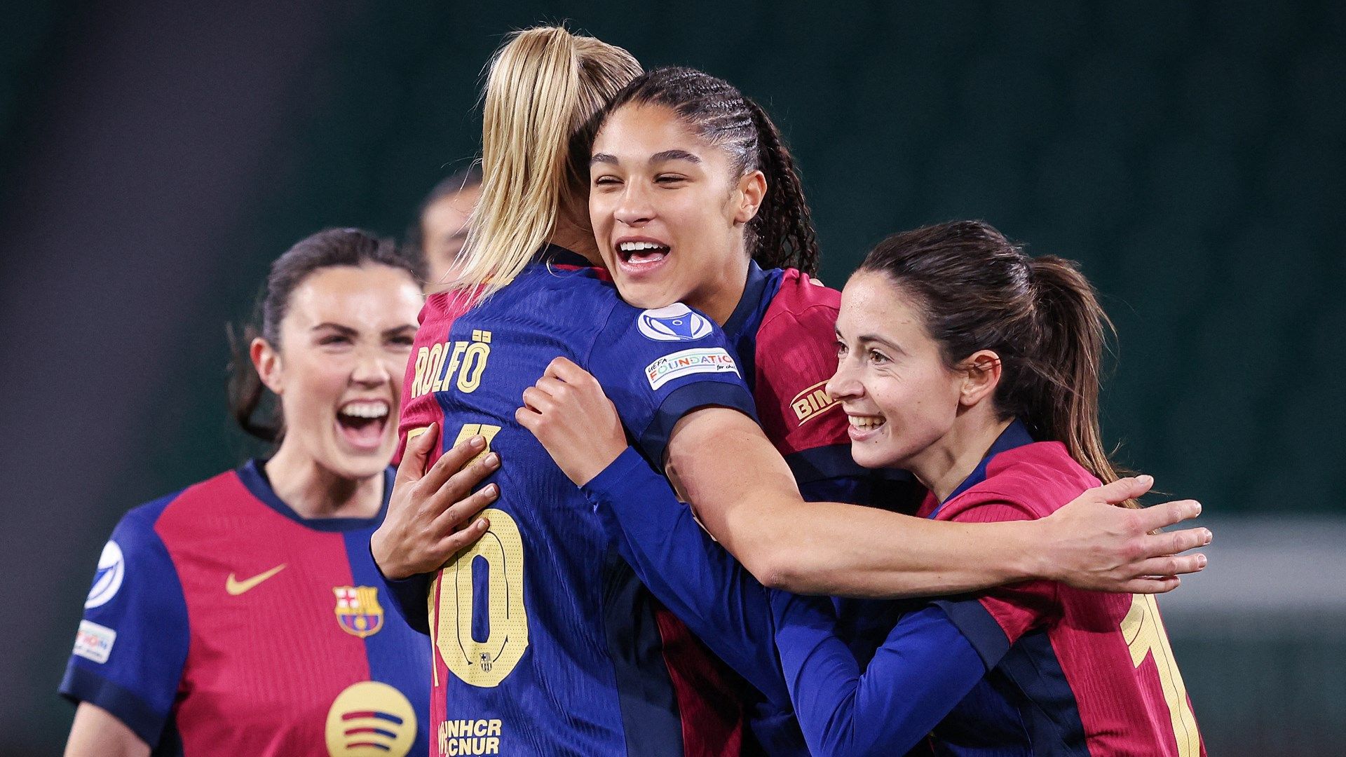 مدير برشلونة يدافع عن رحيل ستة لاعبين من الفريق الأول وسط تحديات مالية، مؤكدًا على تطوير الشباب من أجل استراتيجية أكثر استدامة لفريق السيدات